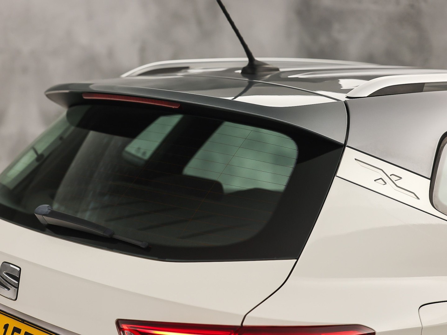 SEAT Arona 1.0 TSI Sport (APPLE CARPLAY, GROOT NAVI, CLIMATE, ZWART HEMEL, SPORTSTOELEN, PARKEERSENSOREN, ELEK PAKKET, CRUISE, NIEUWSTAAT)
