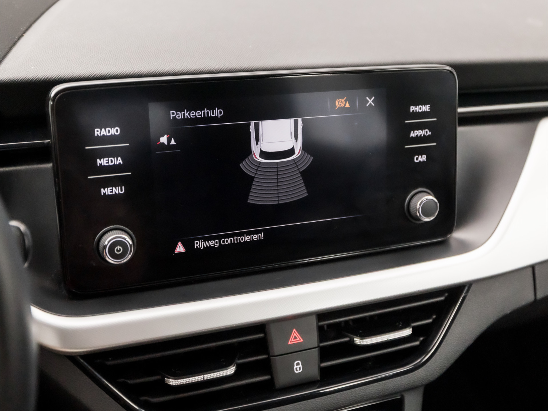 Škoda Kamiq 1.0 TSI Ambition Sport Automaat (APPLE CARPLAY, GROOT NAVI, CLIMATE, GETINT GLAS, STOELVERWARMING, SPORTSTOELEN, PARKEERSENSOREN, GETINT GLAS, NIEUWSTAAT)
