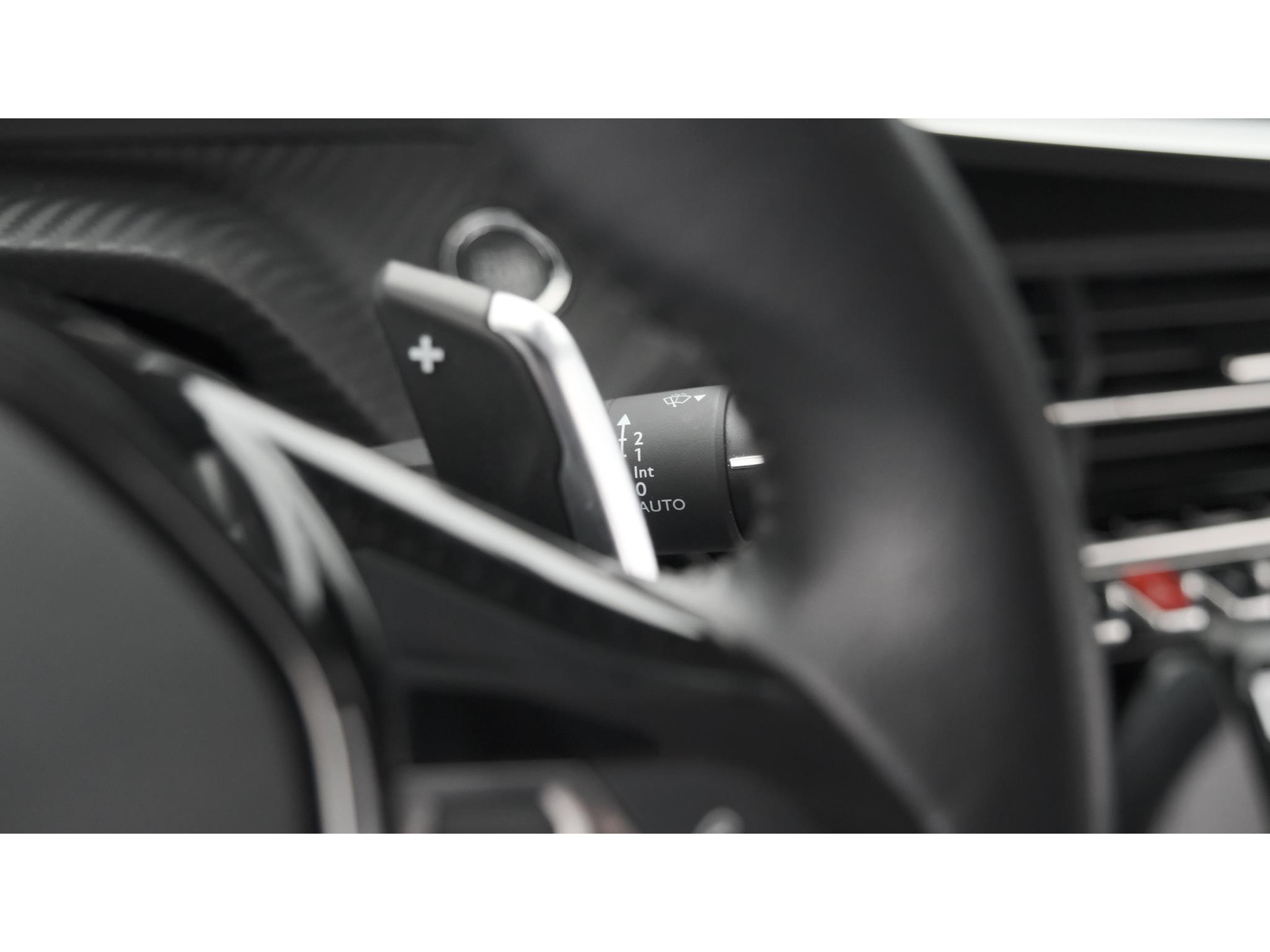 Peugeot 208 PureTech 100 EAT8 Allure | Parkeersensoren | Stoelverwarming | Apple Carplay | Climate Control