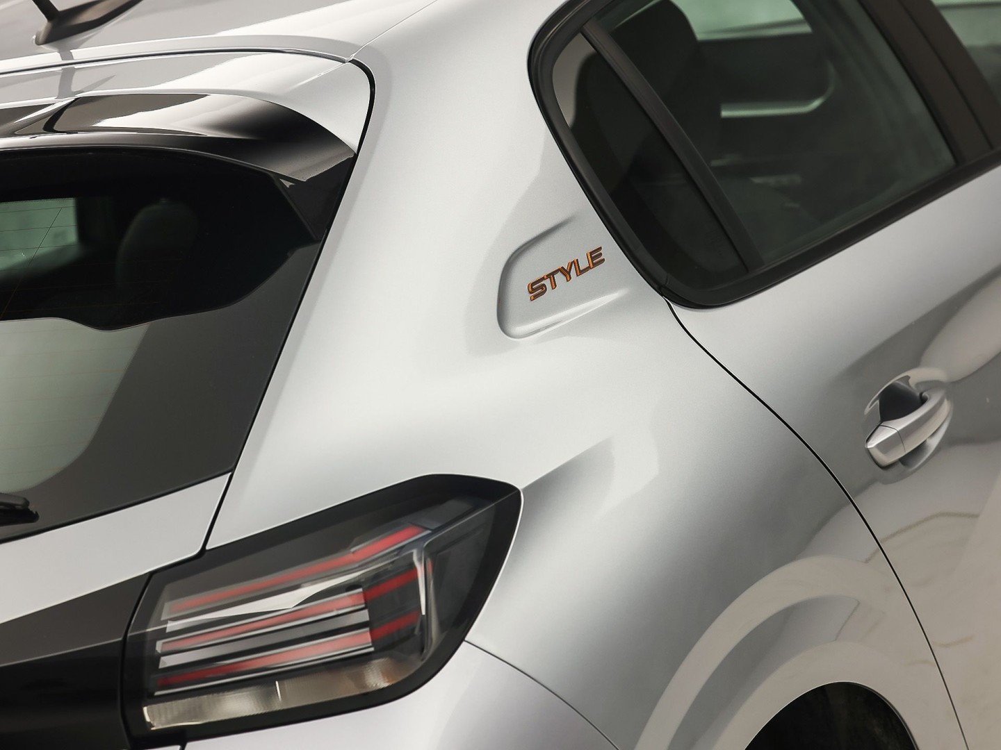 Peugeot 208 1.2 Hybrid 110 e-DCS6 Sport Style Automaat (APPLE CARPLAY, NAVIGATIE, PARKEERSENSOREN, SPORTSTOELEN, LANE ASSIST, CRUISE, NIEUWSTAAT)