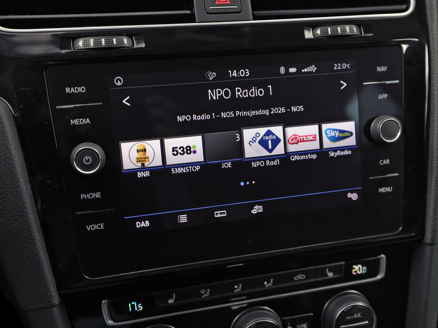 Volkswagen Golf Variant 1.5 TSI Highline 150Pk Automaat (VIRTUAL COCKPIT, APPLE CARPLAY, ALCANTARA, CAMERA, TREKHAAK, SPORTSTOELEN, GETINT GLAS, ADAPTIVE CRUISE, TREKHAAK, NIEUWSTAAT)