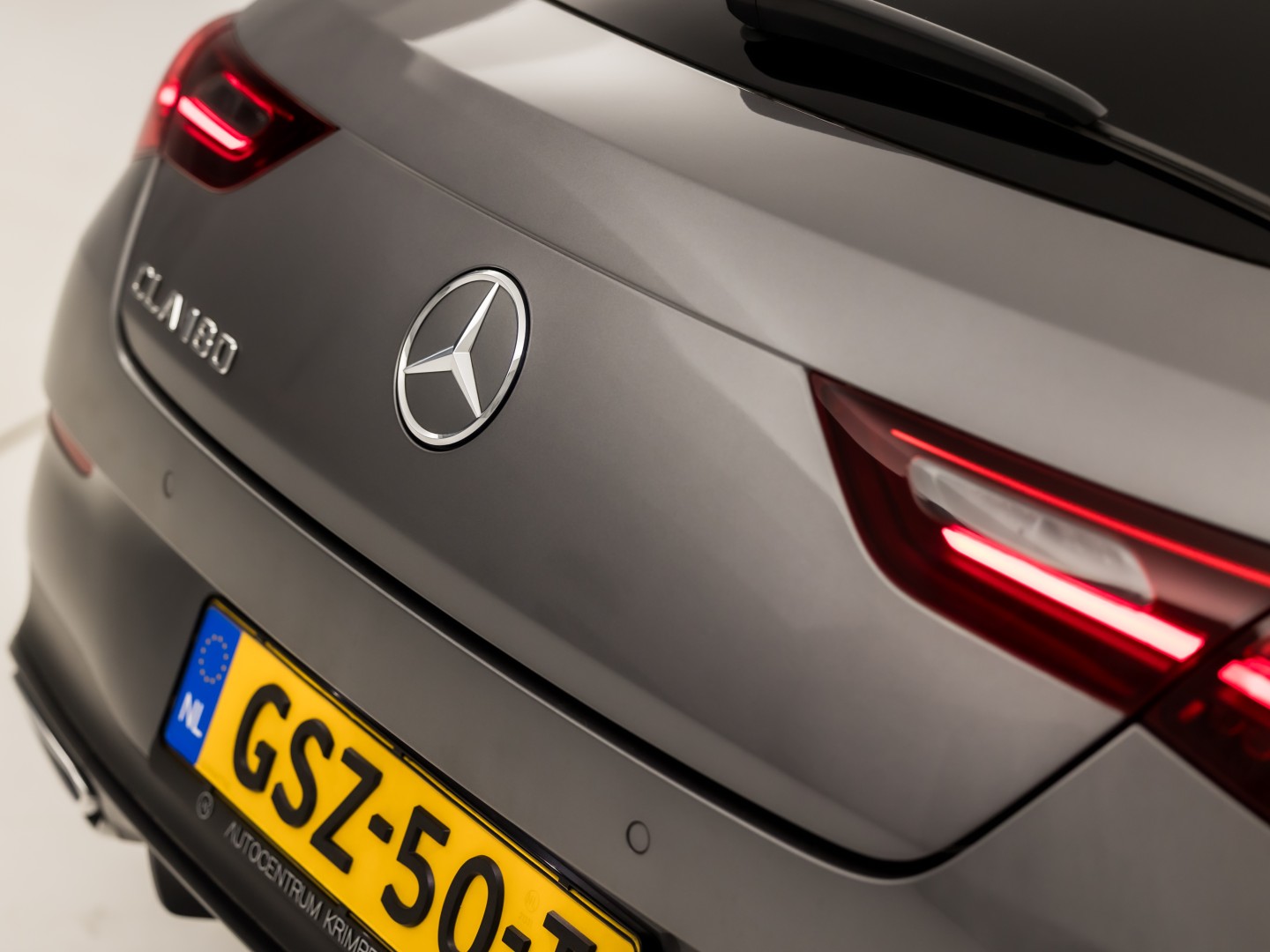 Mercedes-Benz CLA-Klasse 180 AMG Sport Automaat (GROOT NAVI, LOGISCH NAP, CAMERA, LEDER, SPORTSTOELEN, GETINT GLAS, STOELVERWARMING, ELEK ACHTERKLEP, NIEUWSTAAT)