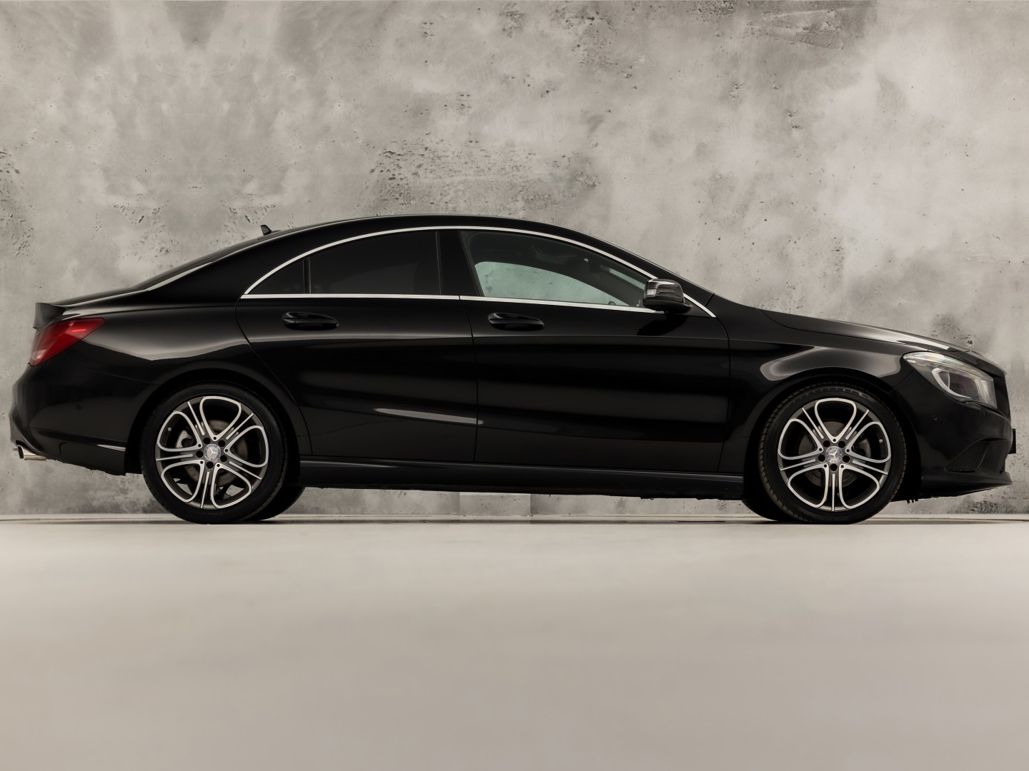 Mercedes-Benz CLA-Klasse 180 AMG Sport Automaat (GROOT NAVI, LEDER, ZWART HEMEL, STOELVERWARMING, SPORTSTOELEN, GETINT GLAS, CRUISE, NIEUWE APK, NIEUWSTAAT)