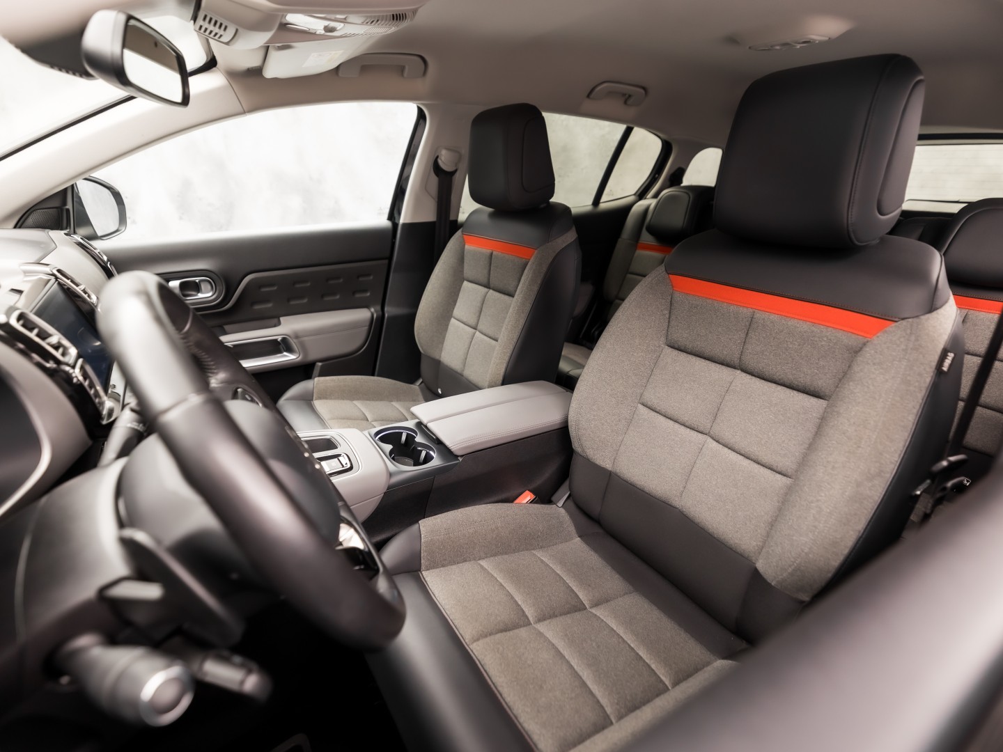 Citroën C5 Aircross 1.6 PureTech Sport 181Pk Automaat (APPLE CARPLAY, GROOT NAVI, 360 CAMERA, LM VELGEN, TREKHAAK, SPORTSTOELEN, KEYLESS, ADAPTIVE CRUISE, NIEUWSTAAT)