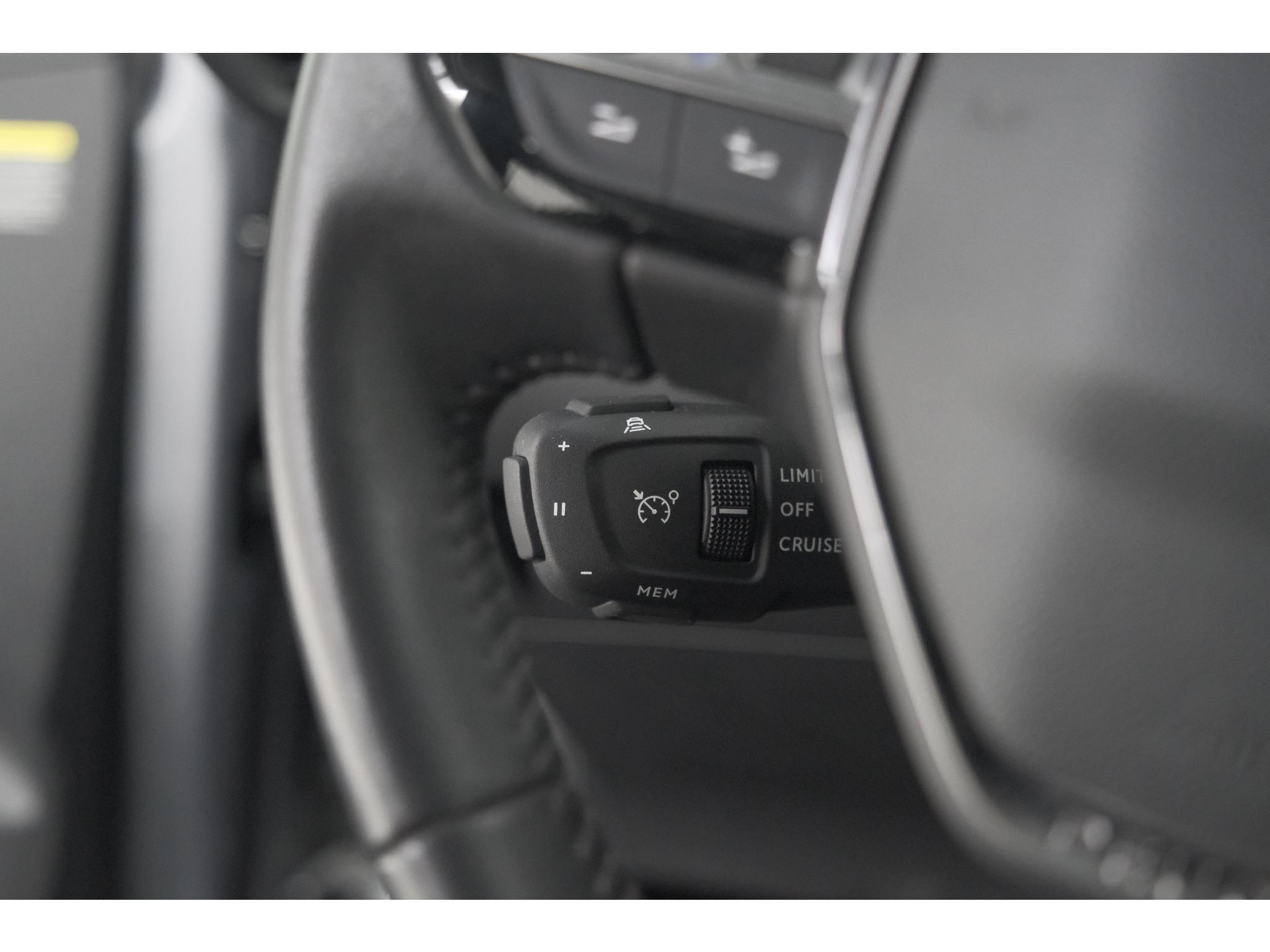 Peugeot 208 PureTech 100 EAT8 Allure | Adaptieve Cruise control |  Camera | Parkeersensoren voor + achter | Navigatie | Apple Carplay