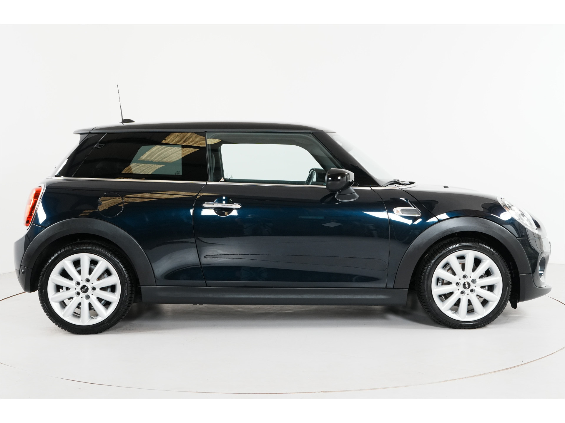 MINI 3-Deurs 1.5 Cooper Chili | Pano | Leder | Stl. verw. | PDC | Sportstoelen |