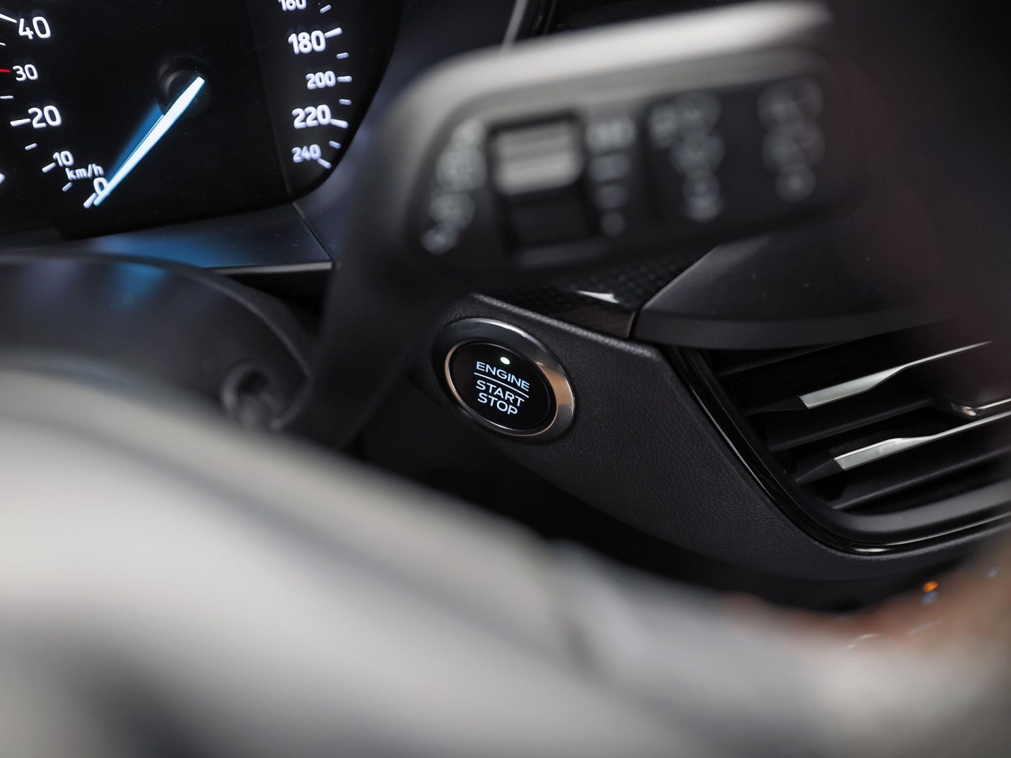 Ford Focus Wagon 1.0 EcoBoost ST Line (APPLE CARPLAY, GROOT NAVI, STUUR/STOELVERWARMING, KEYLESS, GETINT GLAS, SPORTSTOELEN, CRUISE, PARKEERSENSOREN, NIEUWSTAAT)
