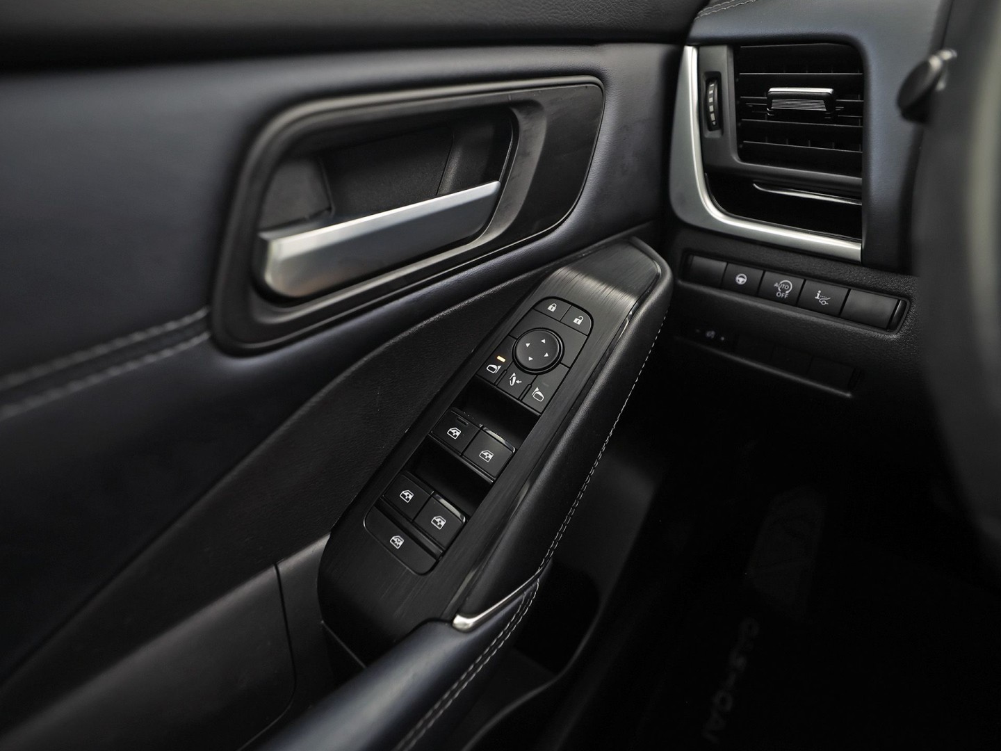 Nissan Qashqai 1.3 MHEV Xtronic Premiere Edition 158Pk Automaat (PANORAMADAK, VIRTUAL COCKPIT, APPLE CARPLAY, GROOT NAVI, 360 CAMERA, LEDER, SPORTSTOELEN, STOELVERWARMING, GETINT GLAS, ADAPTIVE CRUISE, NIEUWSTAAT)