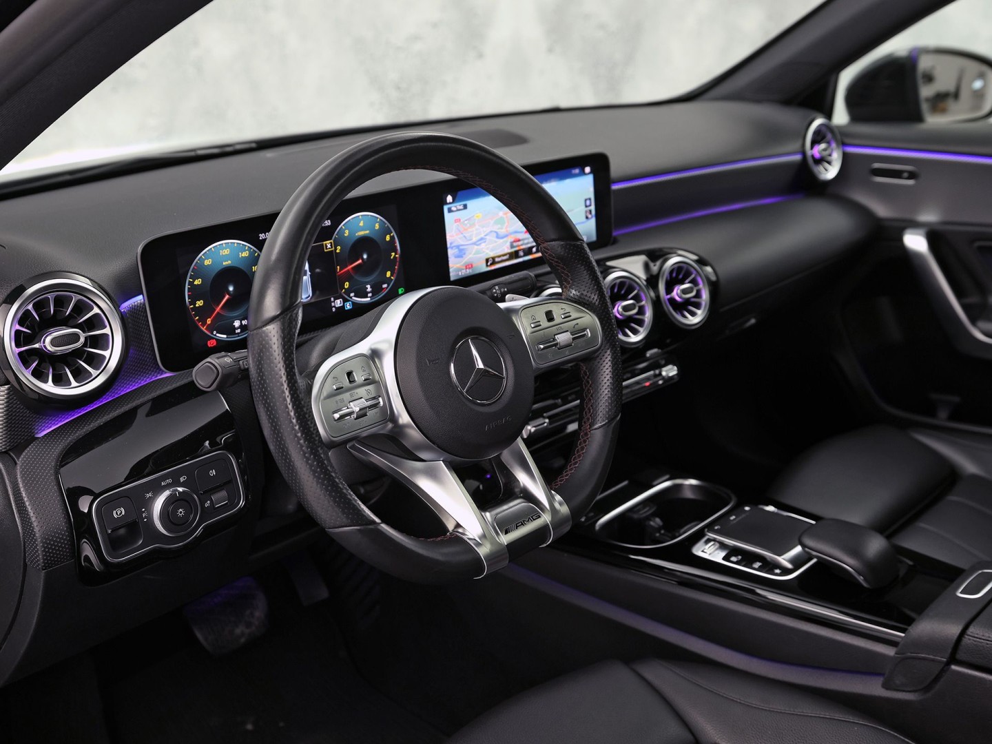 Mercedes-Benz A-Klasse 200 AMG Sport 163Pk Automaat (PANORAMADAK, APPLE CARPLAY, GROOT NAVI, SFEERVERLICHTING, CAMERA, SPORTSTOELEN, LEDER, GETINT GLAS, STOELVERWARMING, NIEUWSTAAT)