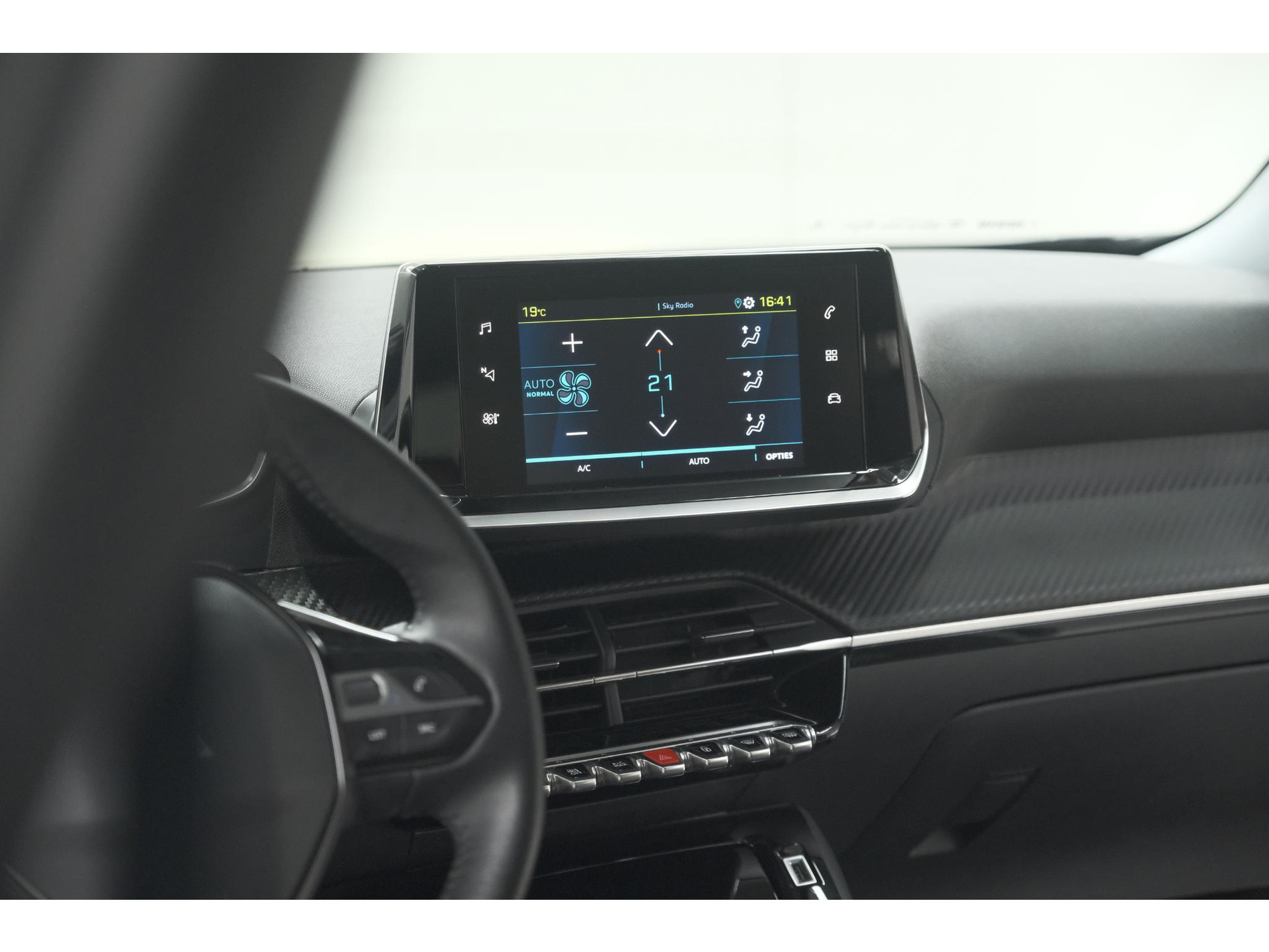 Peugeot e-2008 EV Allure 50 kWh | SOH=96.7 % | 3 Fase Laadfunctie | Camera | Navigatie | Parkeersensoren | Apple Carplay