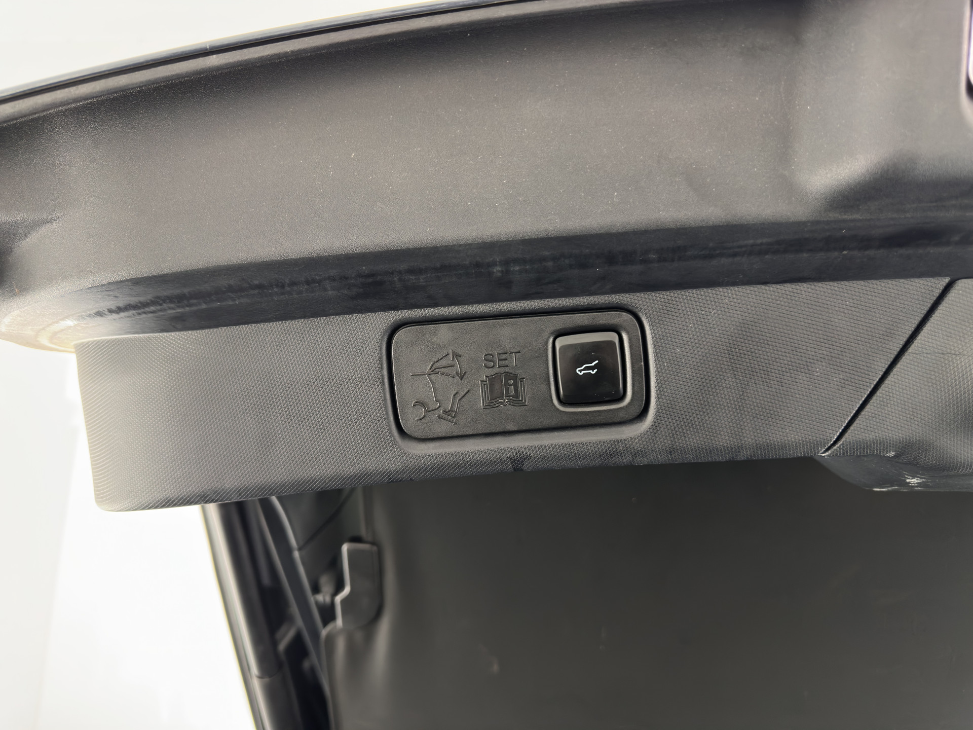 Ford Mustang Mach-E RWD 75 kWh [3-Fase ] {SOH-90%} (INCL-BTW) Aut.*LEATHER | FULL-LED | DAB | DIGI-COCKPIT | KEYLESS | NAVI-FULLMAP | CARPLAY | HEATED-COMFORTSEATS | TOPVIEW |  ADAPTIVE-CRUISE | PRIVACY-GLASS | 18'' ALU*