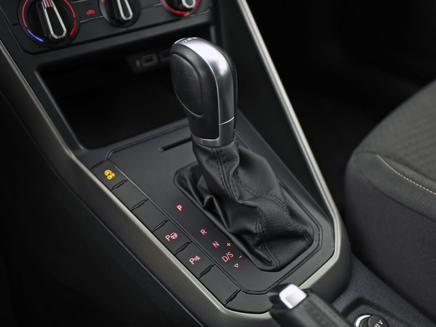 Volkswagen Polo 1.0 TSI Sportline Automaat (APPLE CARPLAY, GROOT NAVI, GETINT GLAS, ADAPTIVE CRUISE, SPORTSTOELEN, PARKEERSENSOREN, NIEUWE APK, NIEUWSTAAT)
