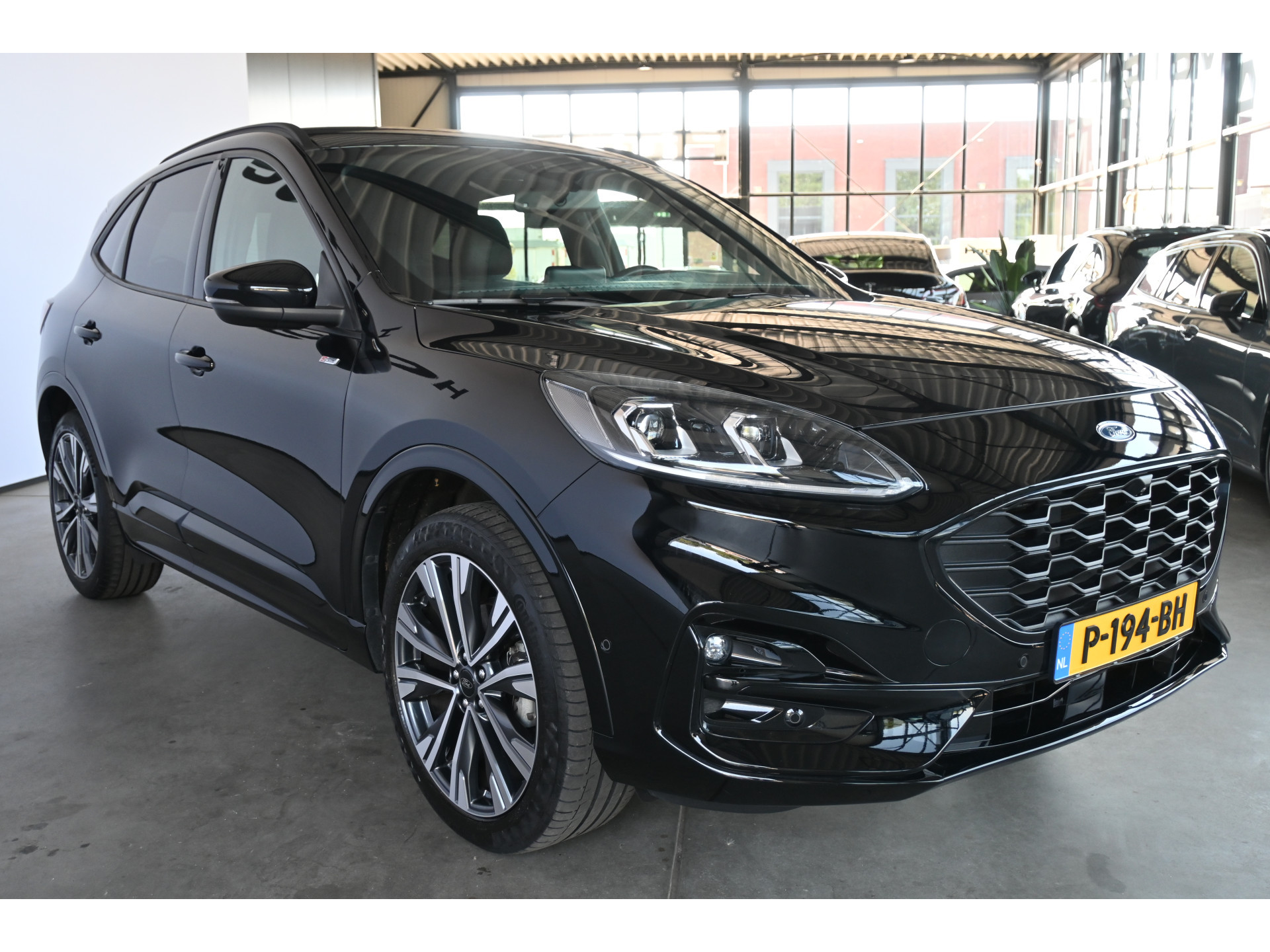 Ford Kuga 2.5 PHEV Vignale Automaat Navigatie Stoelverwarming Head Up! LED Camera Rijklaarprijs! Inruil Mogelijk!