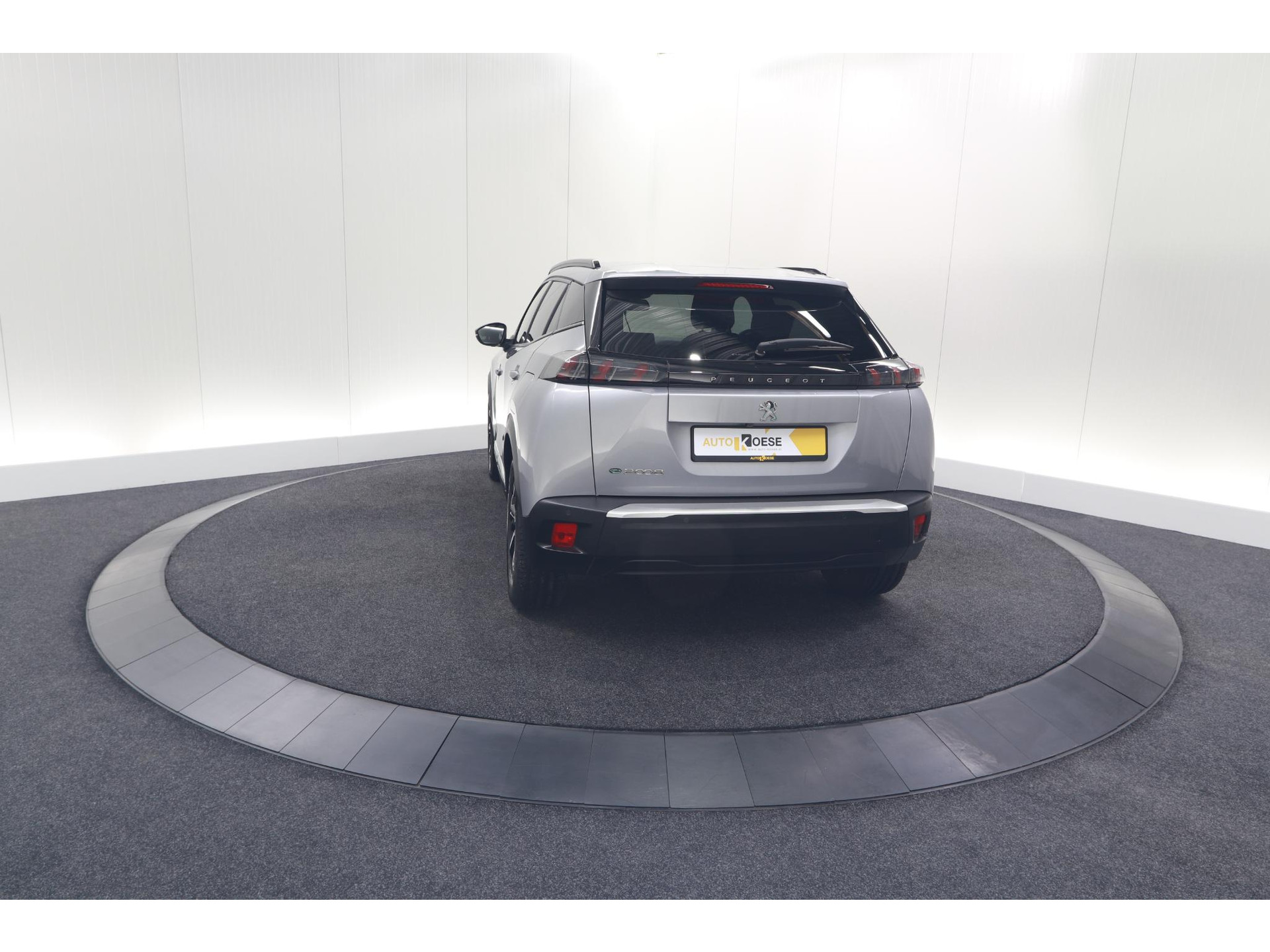 Peugeot e-2008 EV Allure 50 kWh | SOH=96.7 % | 3 Fase Laadfunctie | Camera | Navigatie | Parkeersensoren | Apple Carplay