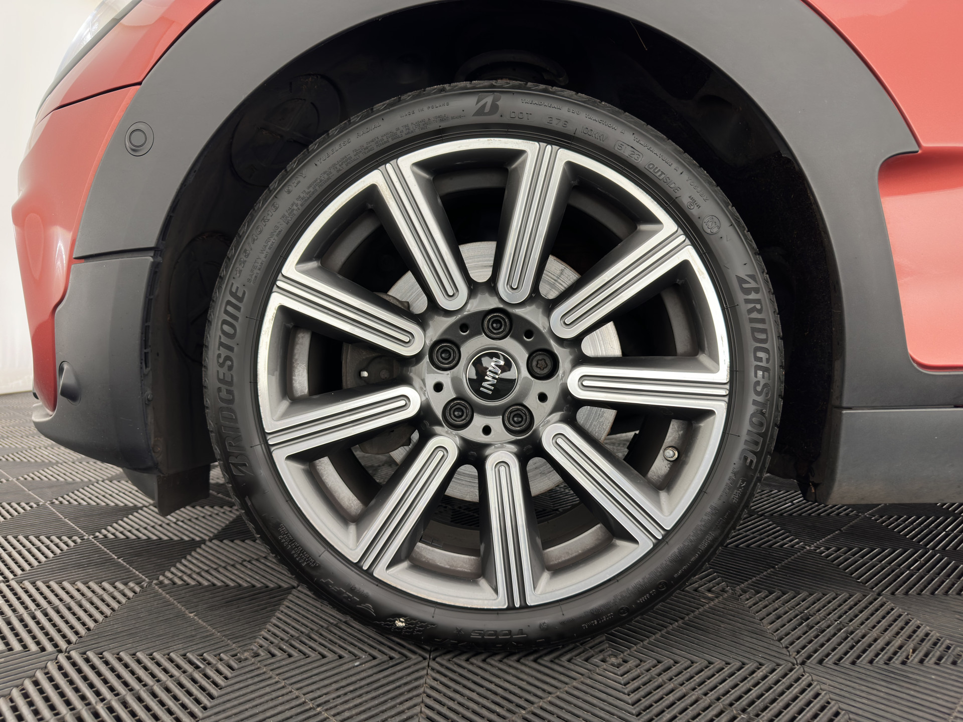 MINI Mini Clubman 2.0 Cooper S ALL4  Premier Plus JCW (INCL-BTW) Aut * PANO | LEATHER | FULL-LED | HEATED-SPORTSEATS | DIGI-COCKPIT | AMBIENT-LIGHT | PRIVACY-GLASS | HEAD-UP | PDC | CAMERA | DAB  | KEYLESS | TOWBAR | 18"ALU*