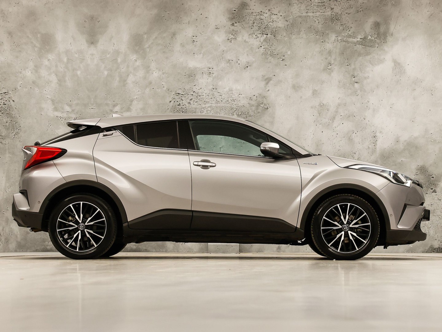 Toyota C-HR 1.8 Hybrid Sport Automaat (NAVIGATIE, CAMERA, STUUR/STOELVERWARMING, GETINT GLAS, SPORTSTOELEN, ADAPTIVE CRUISE, KEYLESS, NIEUWSTAAT)