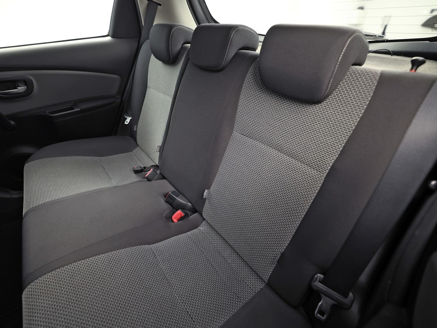 Toyota Yaris 1.5 Hybrid Sport Automaat (NAVIGATIE, CAMERA, CLIMATE, SPORTSTOELEN, CRUISE, ELEK PAKKET, NIEUWSTAAT)