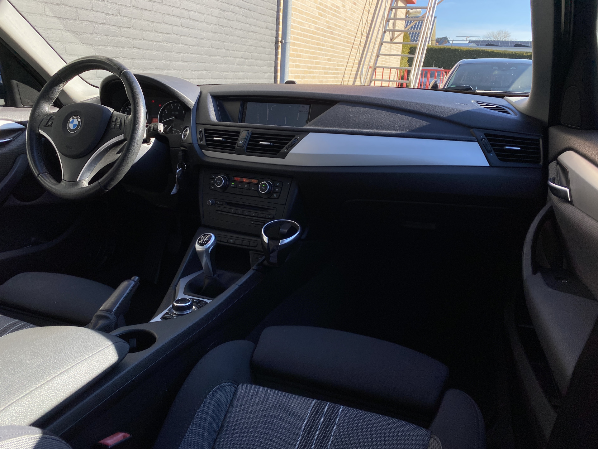 BMW X1 sDrive18i Executive AUT. | navigatie | panoramadak | sportstoelen | xenon verlichting | lichtmetalen velgen 18 inch