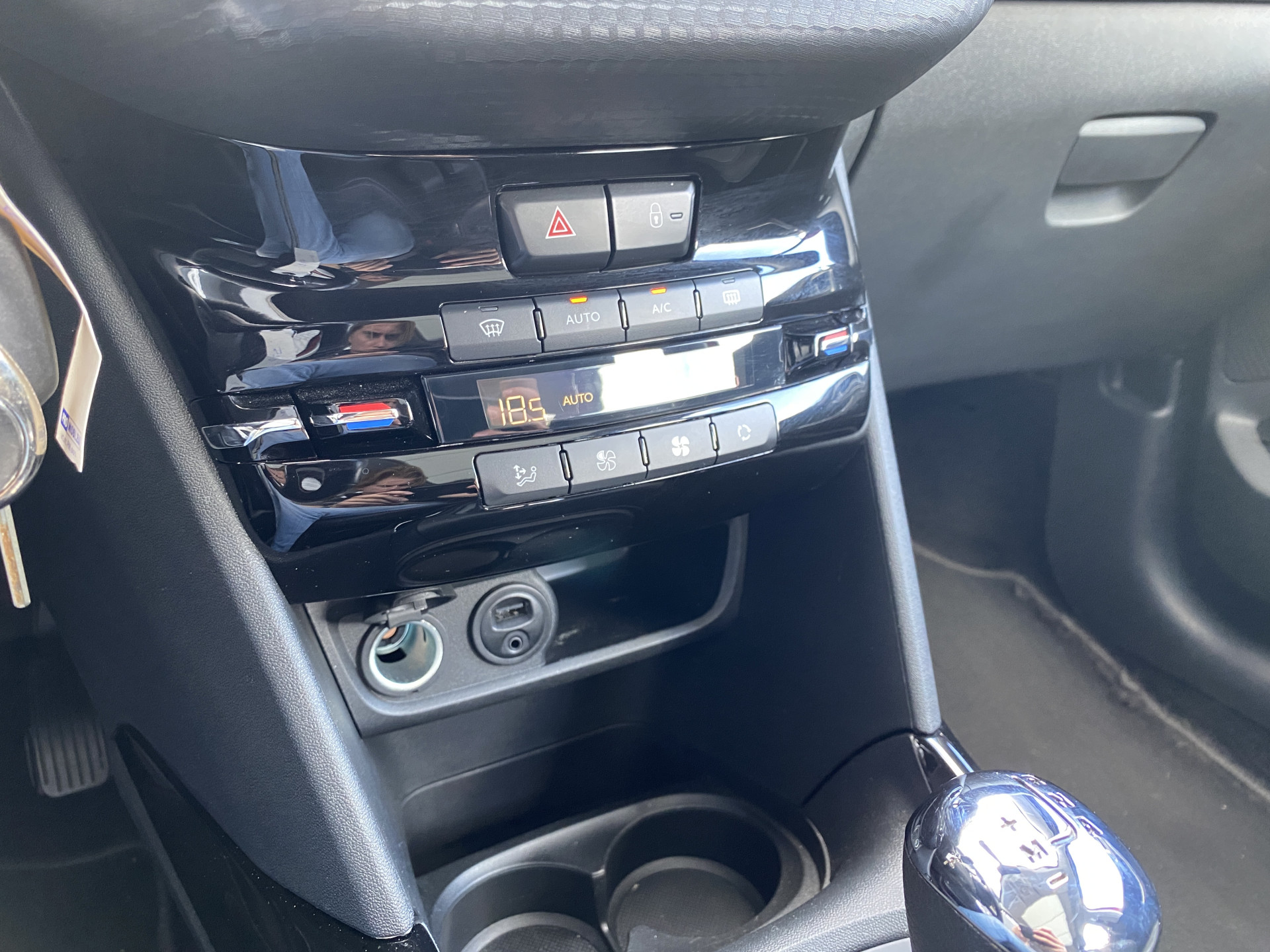 Peugeot 2008 1.2 PureTech Allure AUT. | dealer onderh. | panoramadak | trekhaak | navigatie | cruise control | all season banden