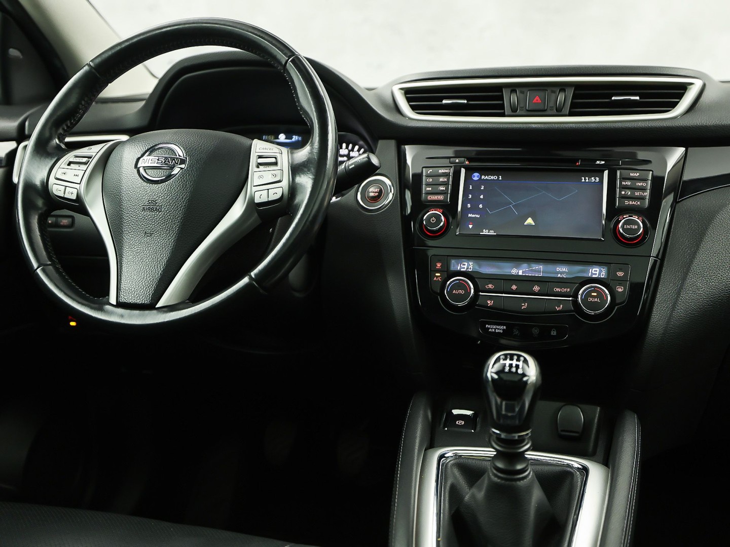Nissan Qashqai 1.6 Tekna Sport (PANORAMADAK, NAVIGATIE, 360 CAMERA, LEDER, ELEK SPORTSTOELEN, GETINT GLAS, CRUISE, NIEUWSTAAT)