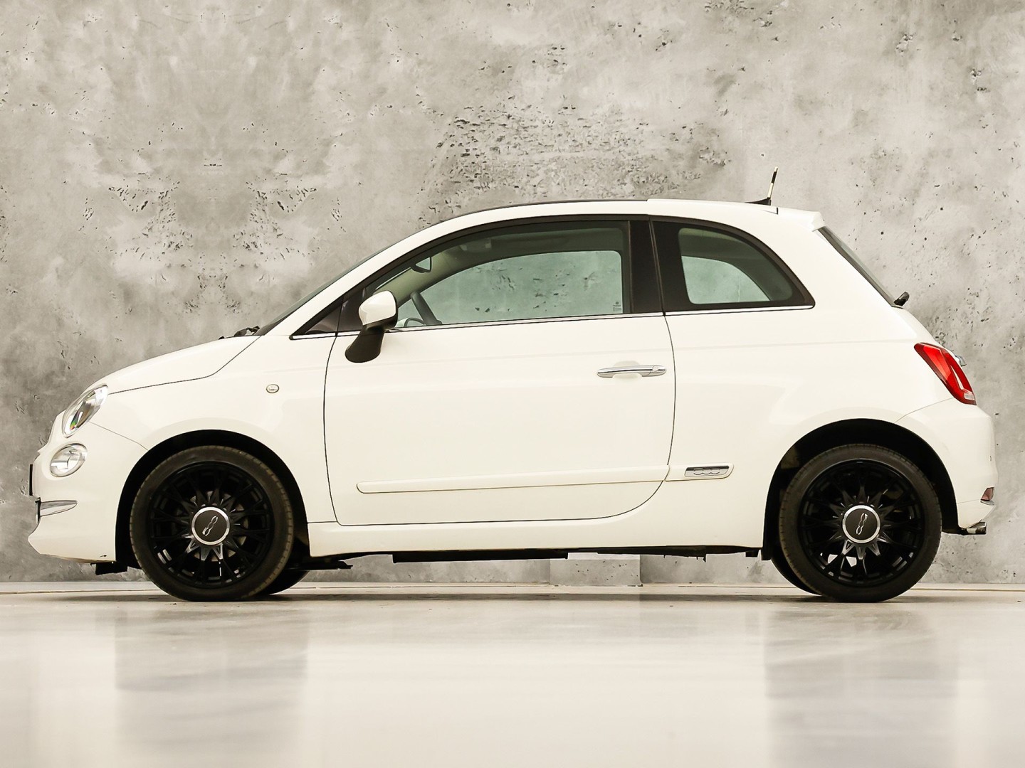 Fiat 500 0.9 TwinAir Turbo Lounge (PANORAMADAK, VIRTUAL COCKPIT, NAVIGATIE, CLIMATE, PARKEERSENSOREN, SPORTSTOELEN, CRUISE, LM VELGEN, NIEUWE APK, NIEUWSTAAT)