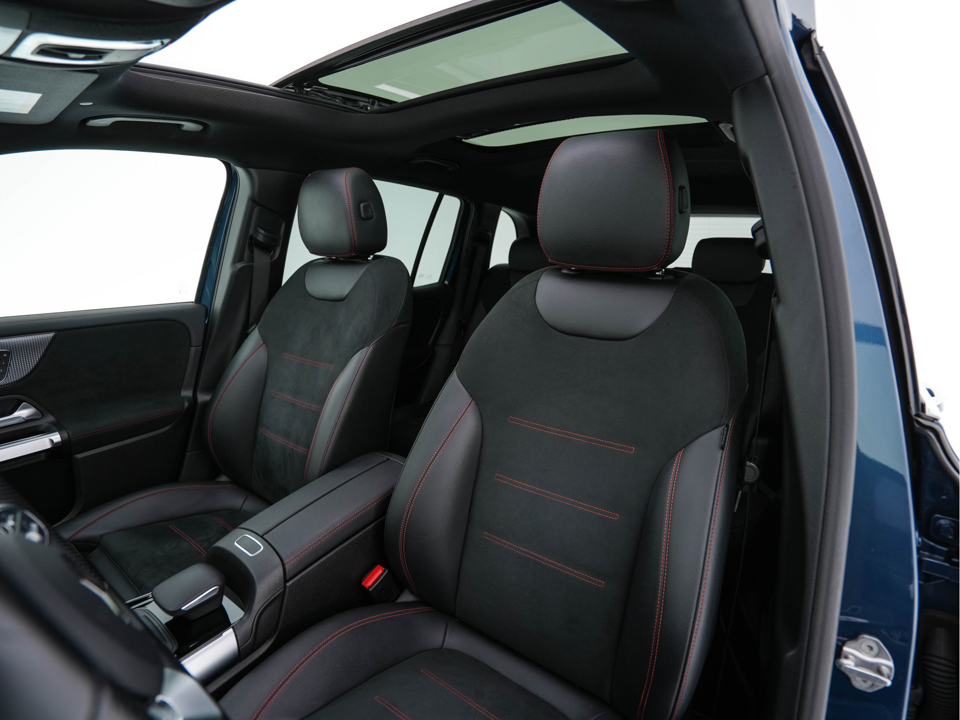 Mercedes-Benz EQB 300 4MATIC AMG-Line 67 kWh [ 3-Fase ] (INCL-BTW) *PANO | HEAD-UP | LEATHER-MICROFIBRE | MEMORY-PACK | WIDE-SCREEN-COCKPIT | FULL-LED | BLINDSPOT | AMBIENT-LIGHT | TOPVIEW | NAVI-FULLMAP | DAB+ | COMFORT/SEATS | ...