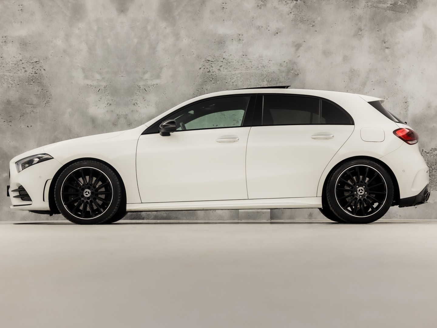 Mercedes-Benz A-Klasse 250 AMG Sport 224Pk Automaat (PANORAMADAK, MEMORY SEATS, 360 CAMERA, BURMESTER, GROOT NAVI, SFEERVERLICHTING, WIDESCREEN, ADAPTIVE CRUISE, NIEUWSTAAT)