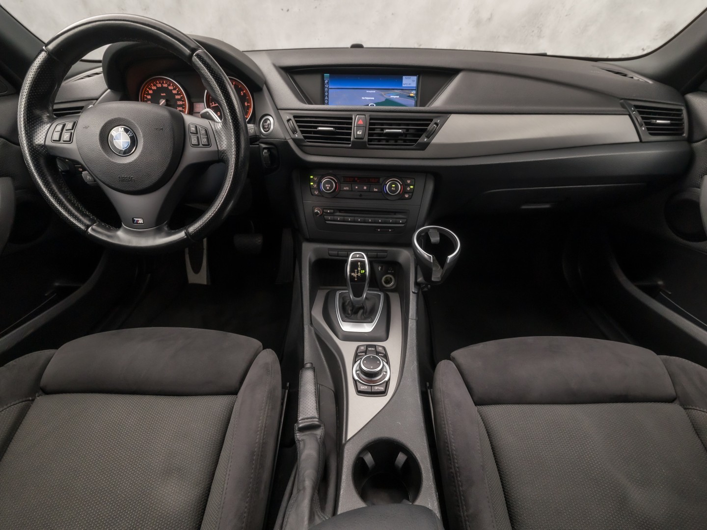 BMW X1 sDrive20i M Sport 184Pk Automaat (GROOT NAVI, CLIMATE, ALCANTARA, TREKHAAK, SPORTSTOELEN, XENON, ZWART HEMEL, PARKEERSENSOREN, NIEUWSTAAT)