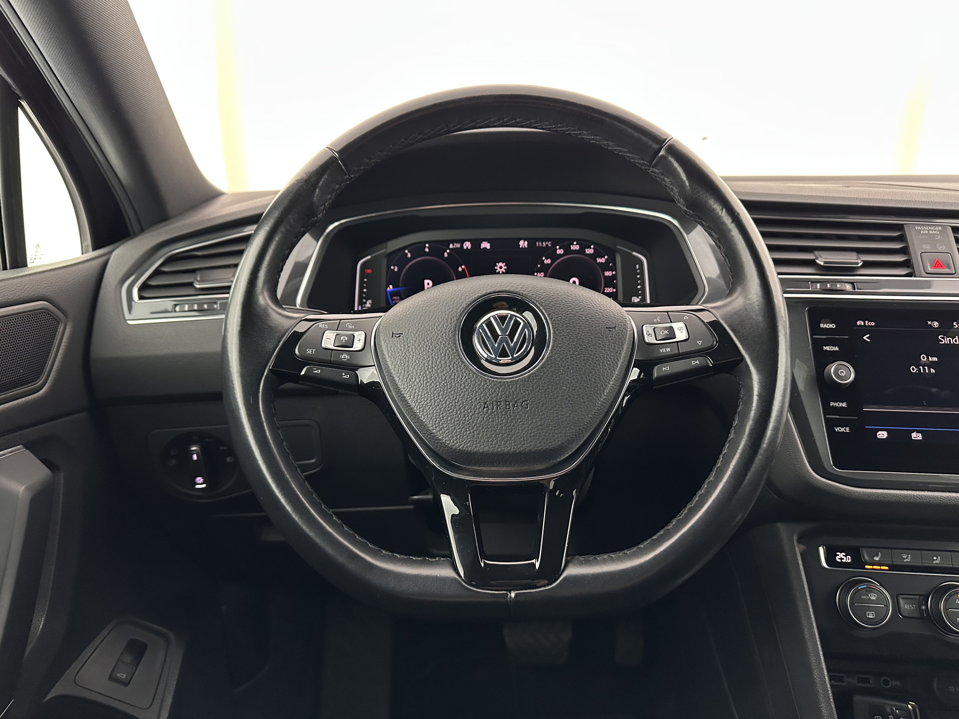 Volkswagen Tiguan Allspace 1.5 TSI R-Line Highline Business [ 7-Pers. ] Aut. *PANO | ARTVELOURS | FULL-LED | DIGI-COCKPIT | KEYLESS | ADAPTIVE-CRUISE | CAMERA | SHIFTPADDLES | CARPLAY | DAB+ | HEATED-COMFORTSEATS | NAVI-FULLMAP | PRIVACYGLASS | 19''ALU*