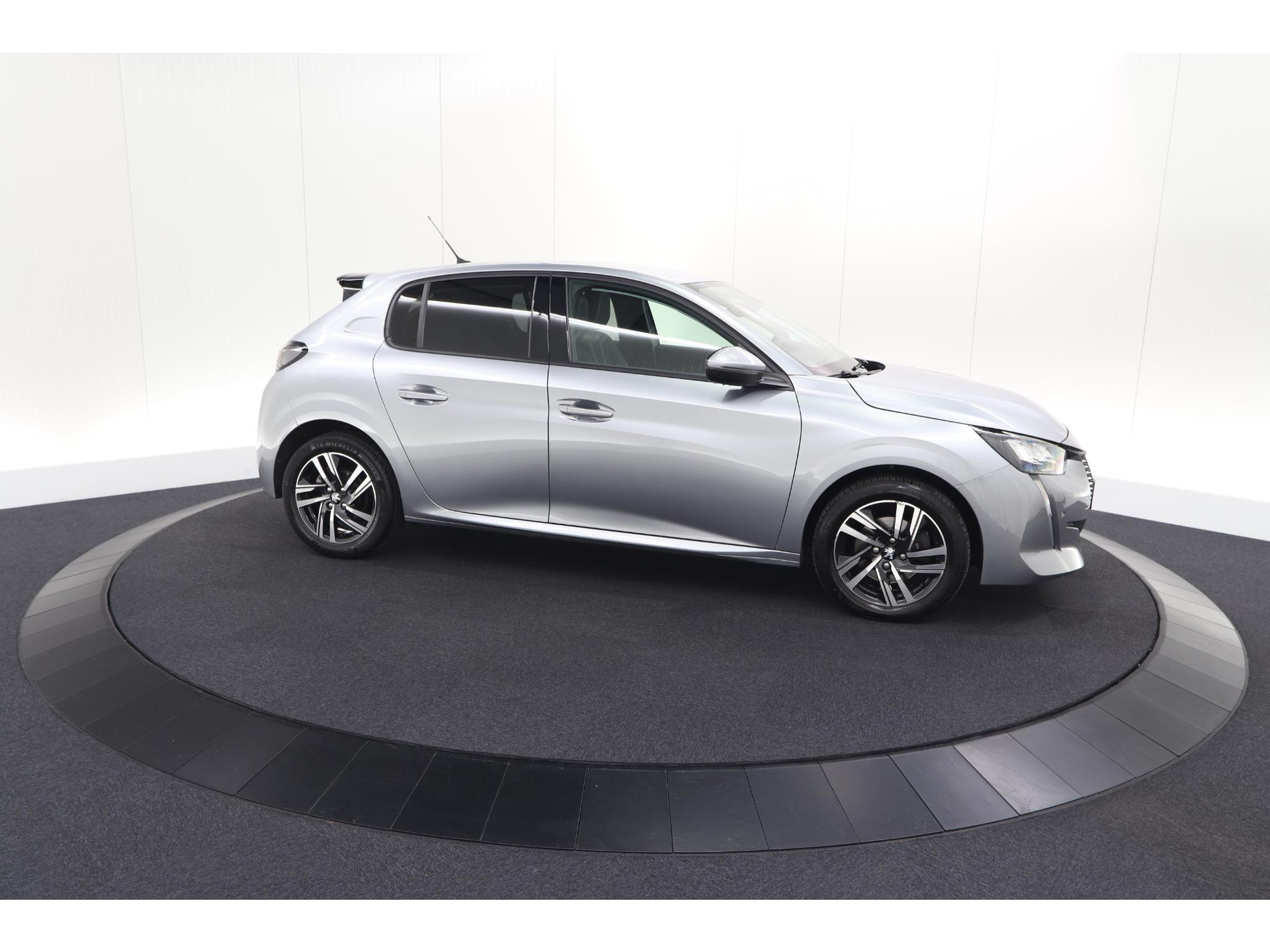 Peugeot 208 PureTech 100 EAT8 Allure | Adaptieve Cruise control |  Camera | Parkeersensoren voor + achter | Navigatie | Apple Carplay