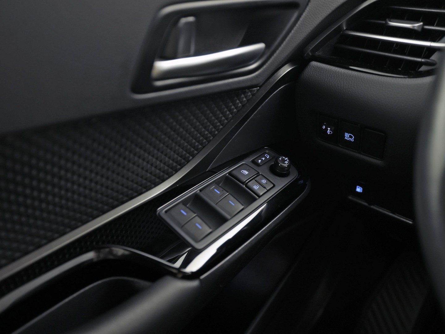 Toyota C-HR 1.8 Hybrid Sport Automaat (GROOT NAVI, CLIMATE, CAMERA, STOELVERWARMING, SPORTSTOELEN, ADAPTIVE CRUISE, GETINT GLAS, KEYLESS, NIEUWSTAAT)