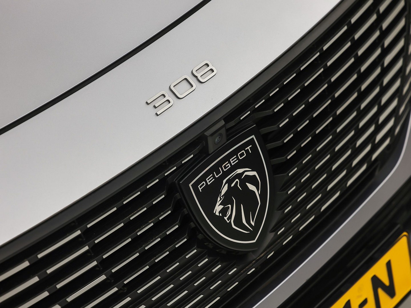 Peugeot 308 SW 1.6 Plug-in Hybrid 180 Allure 180Pk Automaat (APPLE CARPLAY, GROOT NAVI, 360 CAMERA, LEDER, SPORTSTOELEN, GETINT GLAS, ADAPTIVE CRUISE, KEYLESS, NIEUWSTAAT)