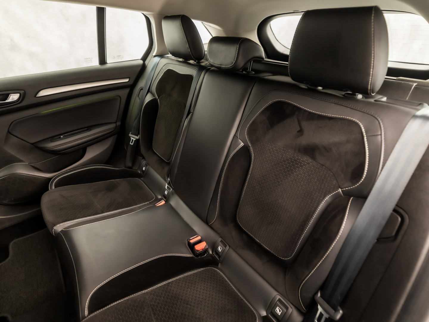 Renault Mégane Estate 1.2 TCe Bose Automaat (VIRTUAL COCKPIT, GROOT NAVI, LEDER/ALCANTARA, GETINT GLAS, STOELVERWARMING, SPORTSTOELEN, TREKHAAK, PARKEERSENSOREN, NIEUWSTAAT)