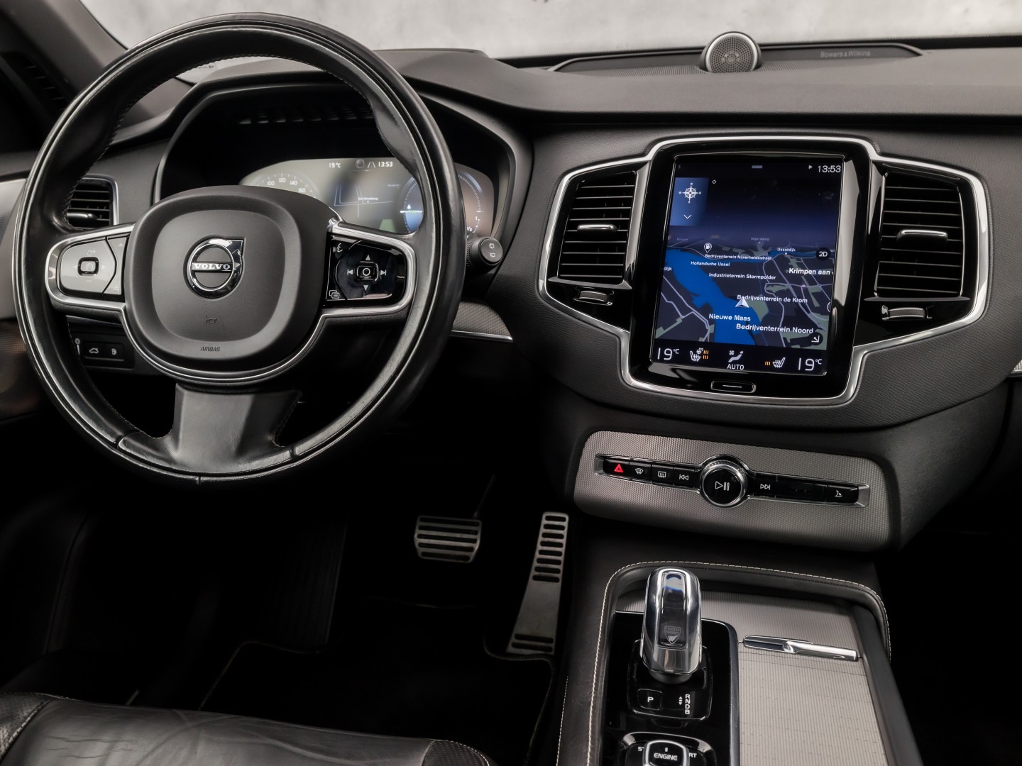 Volvo XC90 2.0 T8 Twin Engine AWD R-Design 7 Persoons 408Pk Automaat (PANORAMADAK, 1e EIGENAAR, LUCHTVERING, APPLE CARPLAY, BOWERS&WILKINS, HEAD-UP DISPLAY, STUUR/STOELVERWARMING, CAMERA, ELEK ACHTERKLEP, NIEUWSTAAT)
