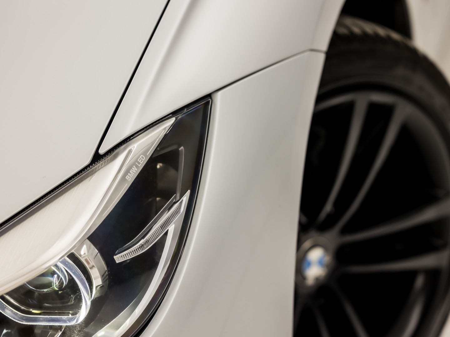BMW 3 Serie GT 320i M Sport High Executive 184Pk Automaat (GROOT NAVI, M PAKKET, STOELVERWARMING, LEDER, SPORTSTOELEN, GETINT GLAS, PARKEERSENSOREN, NIEUWSTAAT)