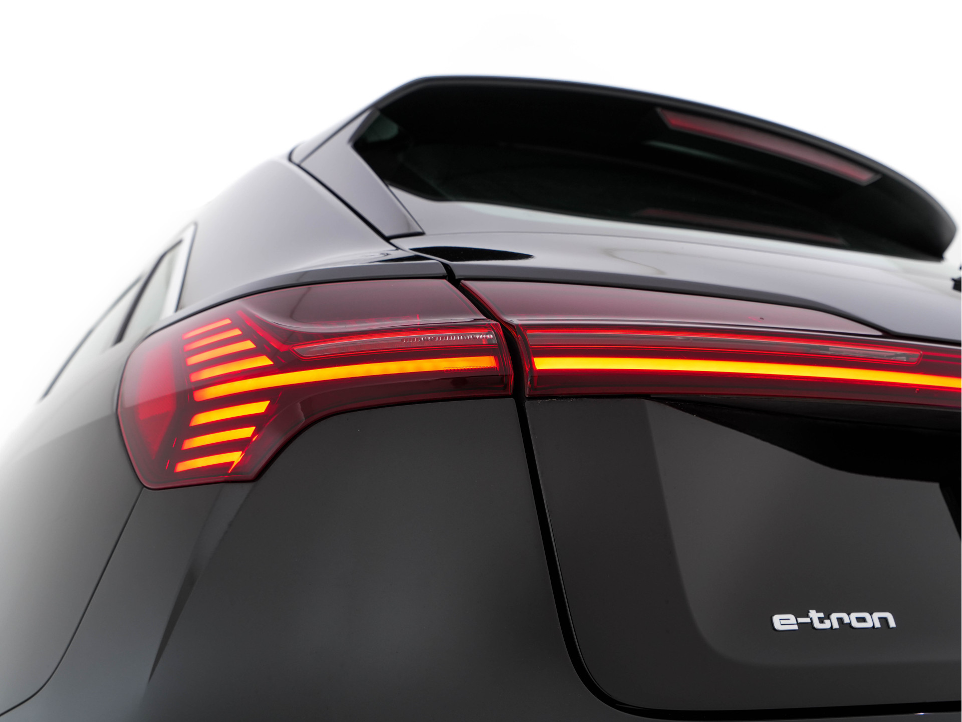 Audi e-tron 50 Quattro Launch-Edition-Plus 71 kWh [ 3-Fase ] {SOH-100%} (INCL-BTW) *PANO | LUXURY-LEATHER | ADAPTIVE-CRUISE | FULL-LED | DIGI-COCKPIT | KEYLESS | MEMORY-PACK | CAMERA | NAVI-FULLMAP | SHIFT-PADDLES | COMFORT-SEATS | 20''ALU*