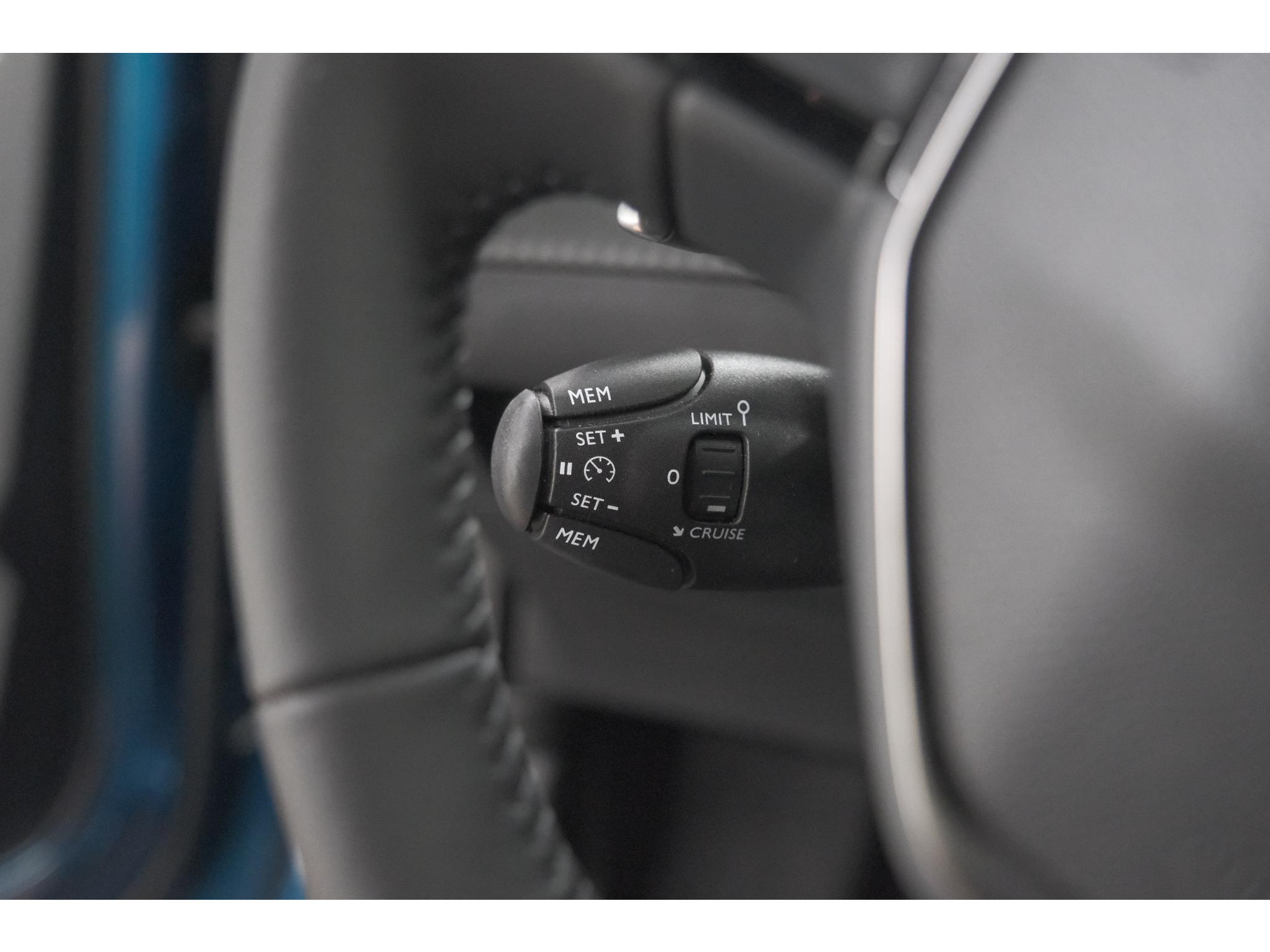 Peugeot 2008 1.2 Hybrid 145 Allure | Apple Carplay | Climate Control | Parkeersensoren Voor + Achter