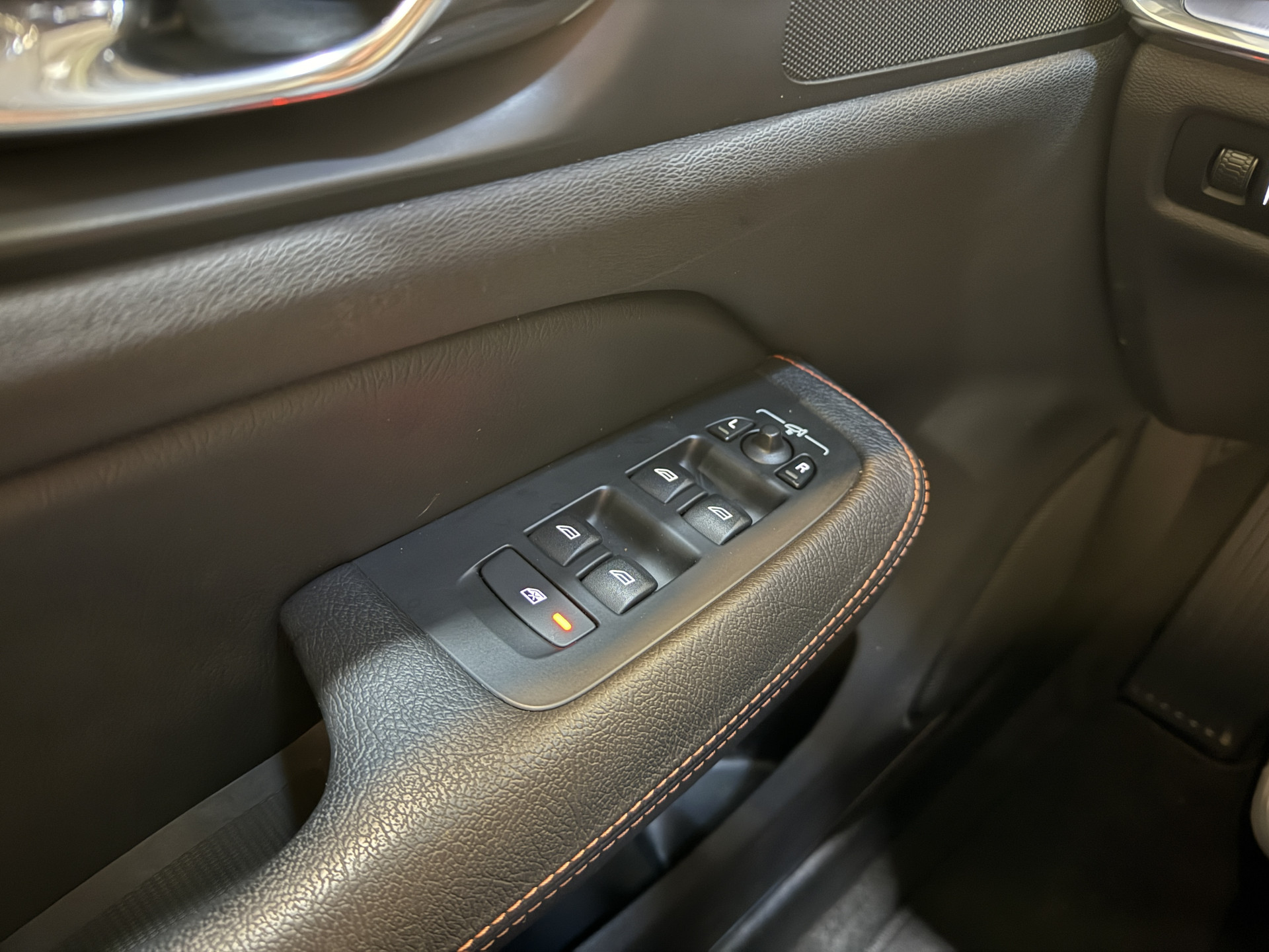 Volvo V60 2.0 B4 Business Pro | R-Design | Stoel/Stuurverwarming | Camera | Navi | Panoramadak