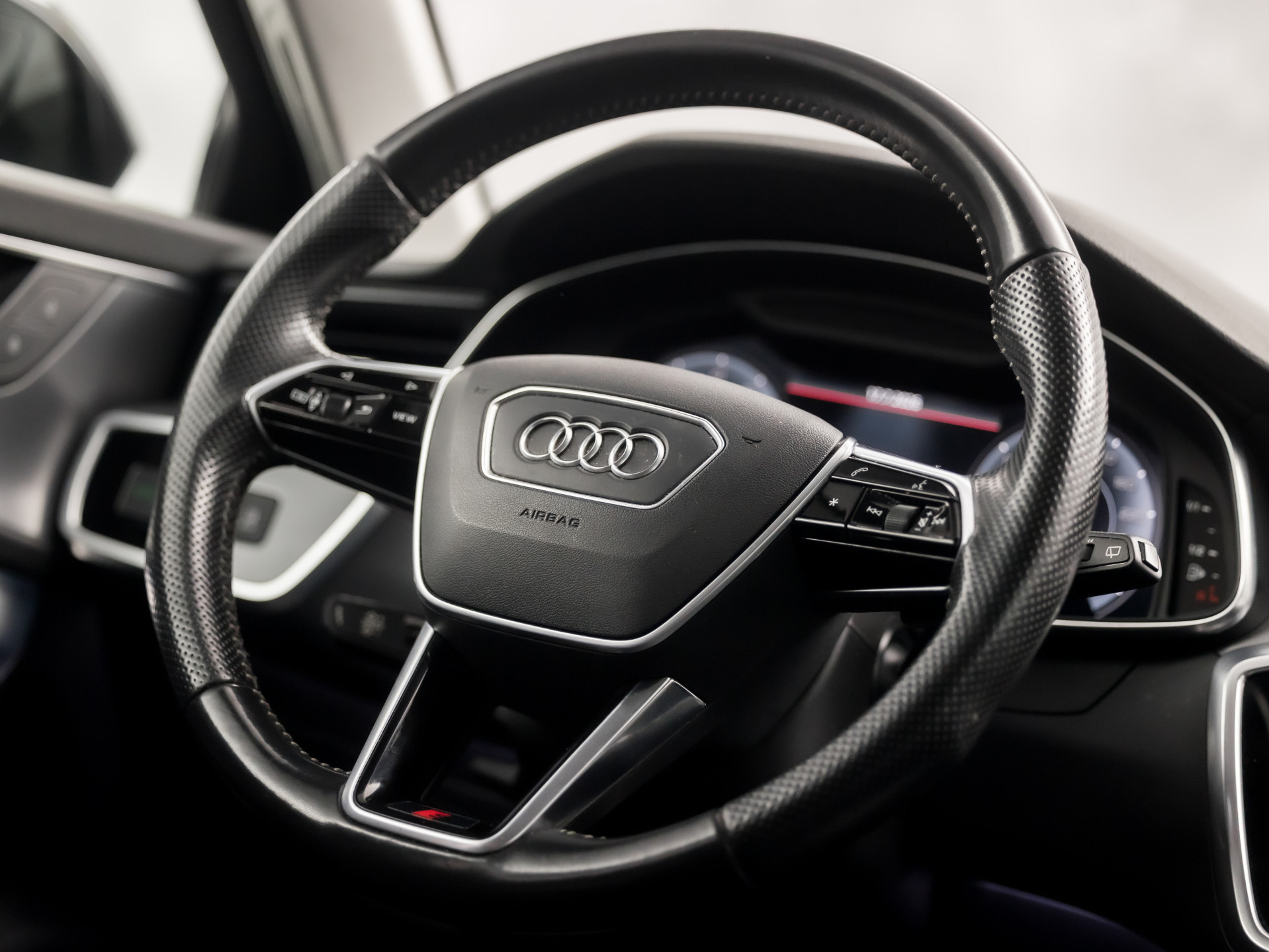 Audi A6 Avant 55 TFSI e quattro S-Line Competition 368Pk Automaat (2X S-LINE, APPLE CARPLAY, SPORTZETELS, NAPPA LEDER, MEMORY SEATS, CAMERA, ADAPTIVE CRUISE, ELEK ACHTERKLEP, STOELVERWARMING ACHTER, NIEUWSTAAT)