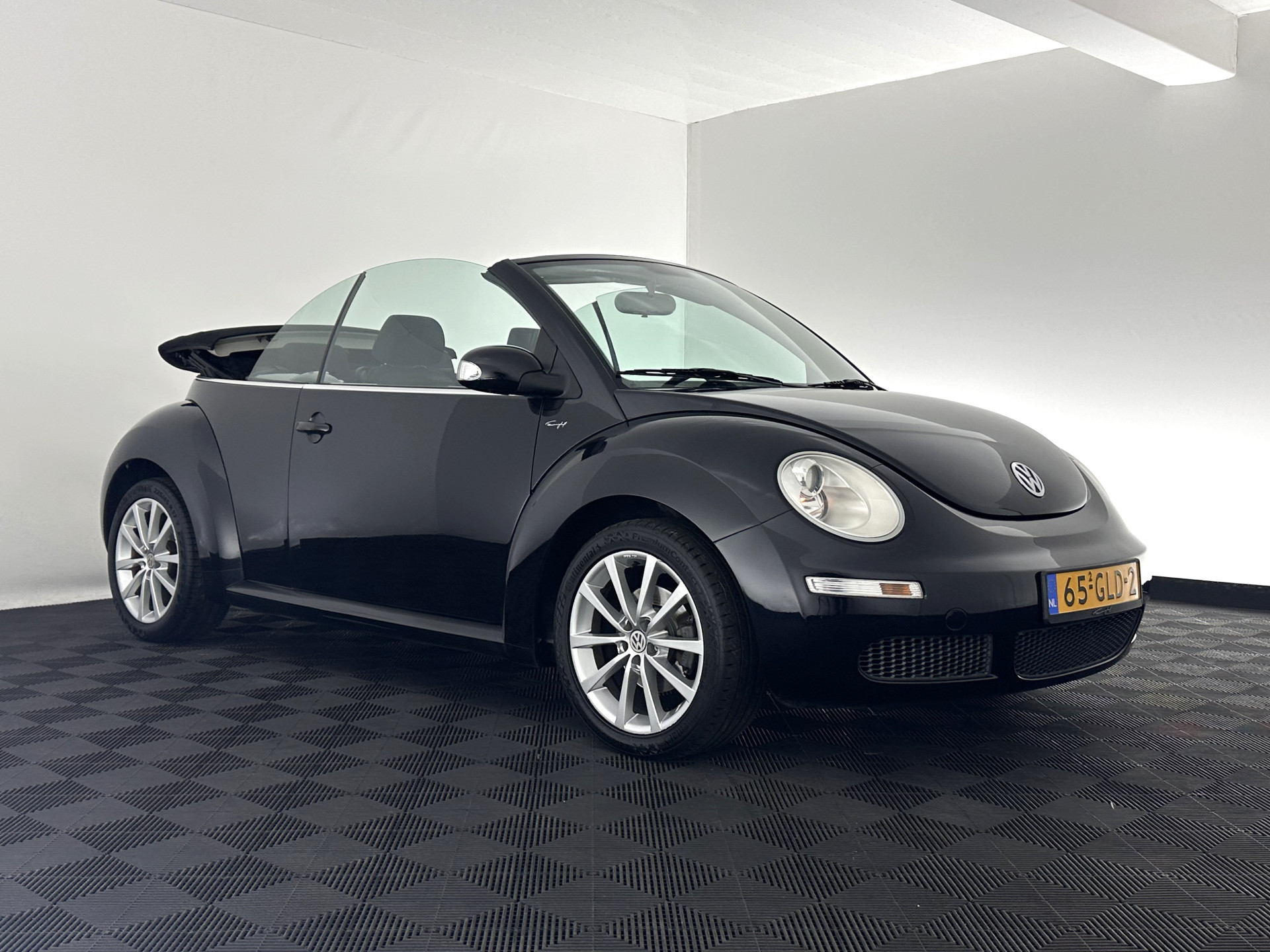 Volkswagen New Beetle Cabriolet 1.6 Highline *AIRCO | CRUISE | COMFORTSEATS | RADIO-CD/MP3 | 17''ALU*
