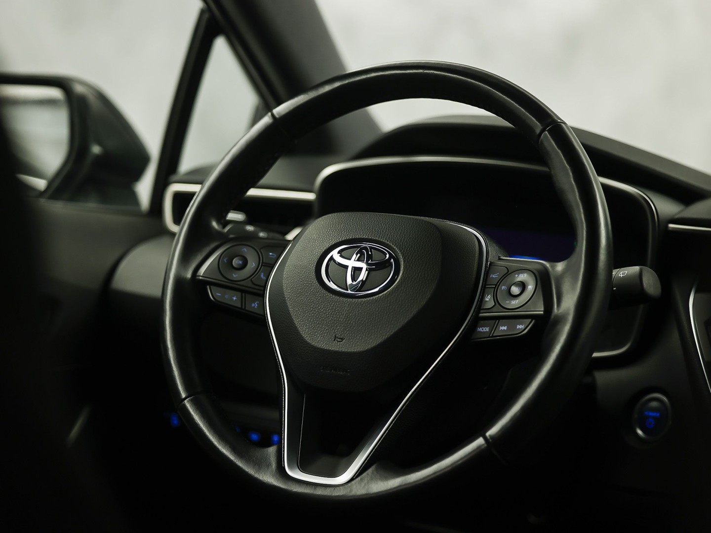 Toyota Corolla 1.8 Hybrid Sport Automaat (VIRTUAL COCKPIT, APPLE CARPLAY, CAMERA, STUUR/STOELVERWARMING, SPORTSTOELEN, ADAPTIVE CRUISE, ZWART HEMEL, NIEUWE APK, NIEUWSTAAT)