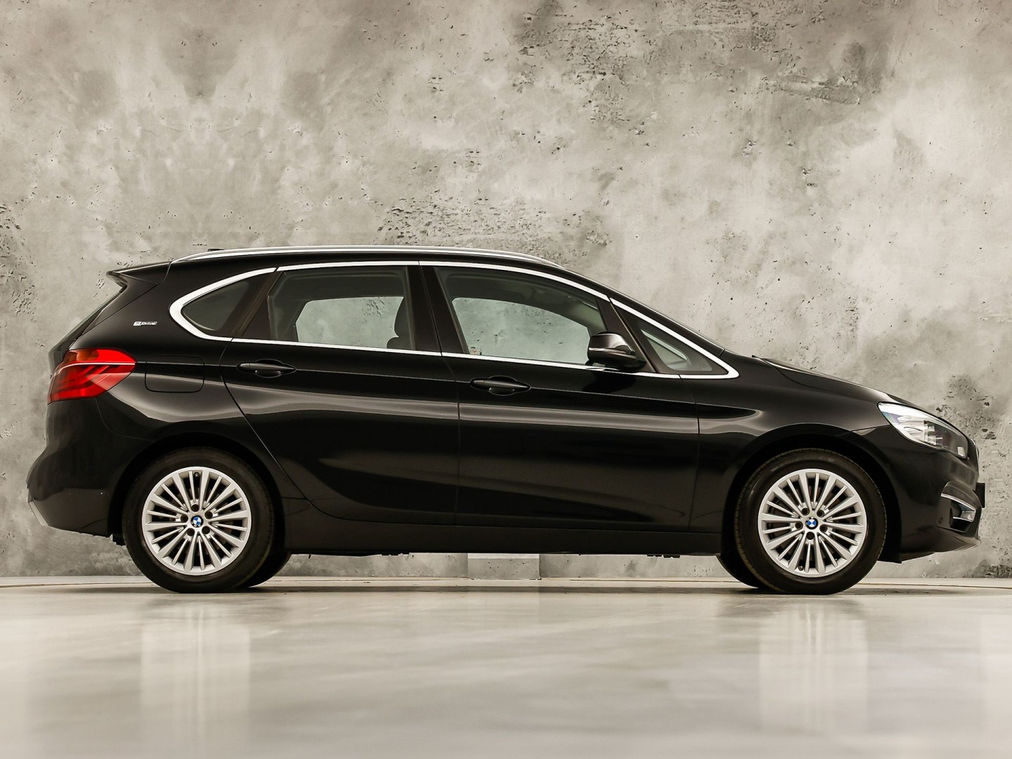 BMW 2 Serie 225xe Sport High Executive xDrive 225Pk Automaat (GROOT NAVI, SOH 89,7%, HEAD-UP DISPLAY, LEDER, STOELVERWARMING, SPORTSTOELEN, PARKEERSENSOREN, NIEUWE APK, NIEUWSTAAT)