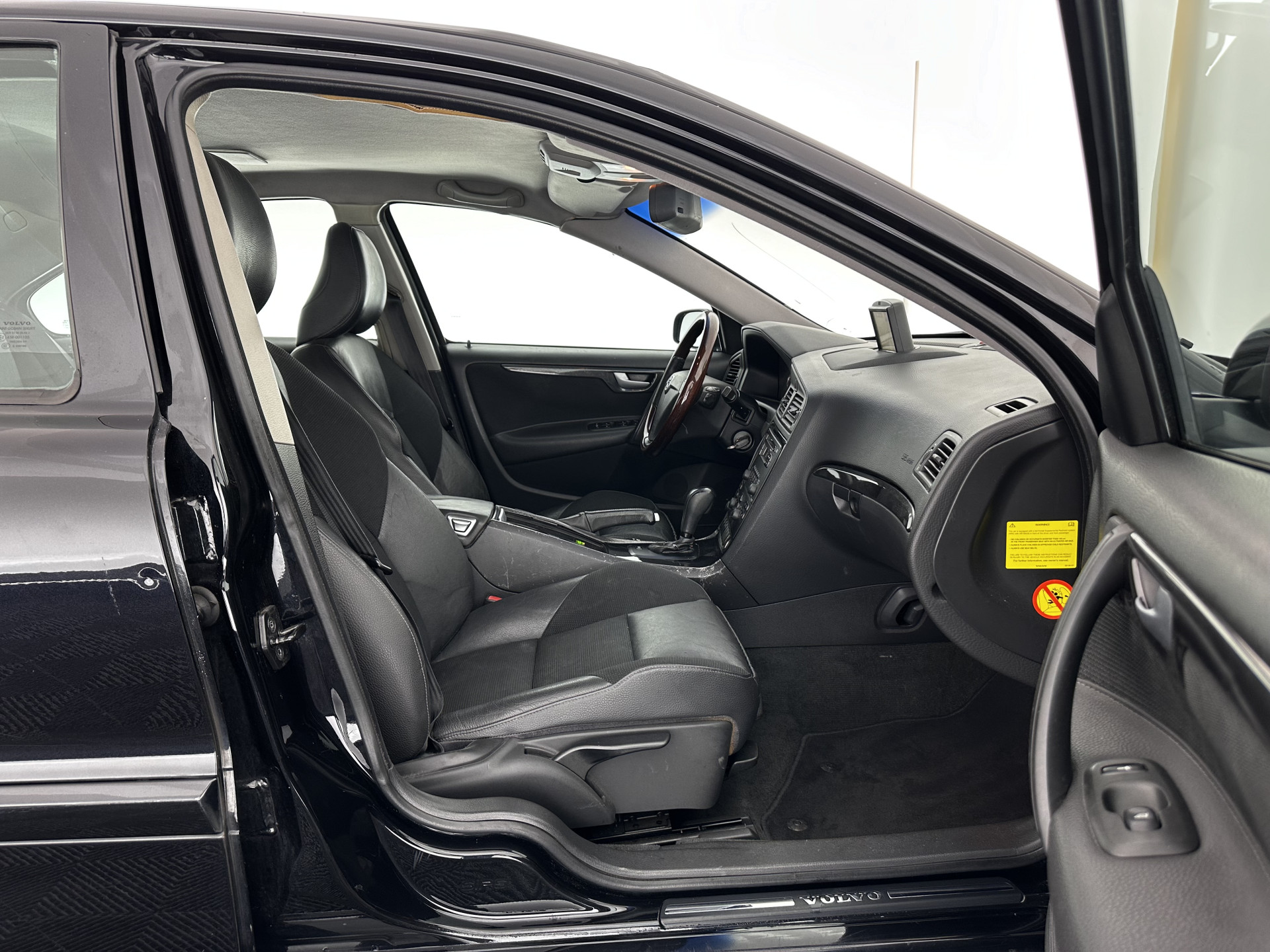 Volvo S60 2.4 D5 Momentum Aut.*NAVI-FULLMAP | LEATHER-FABRIC | ECC | CRUISE | PDC | TOWBAR | HEATED-COMFORTSEATS | 17"ALU*