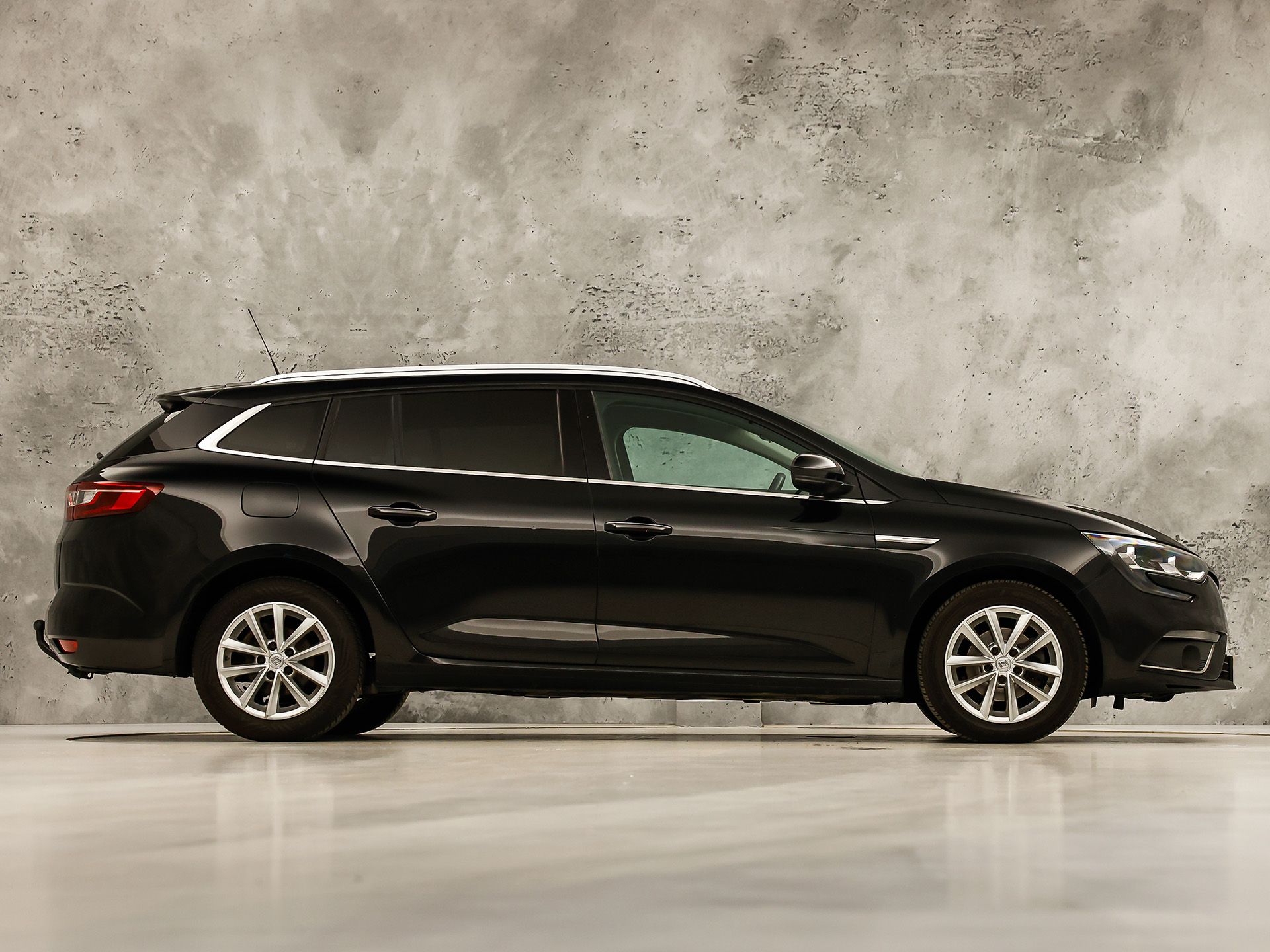 Renault Mégane Estate 1.2 TCe Bose Automaat (VIRTUAL COCKPIT, GROOT NAVI, LEDER/ALCANTARA, GETINT GLAS, STOELVERWARMING, SPORTSTOELEN, TREKHAAK, PARKEERSENSOREN, NIEUWSTAAT)