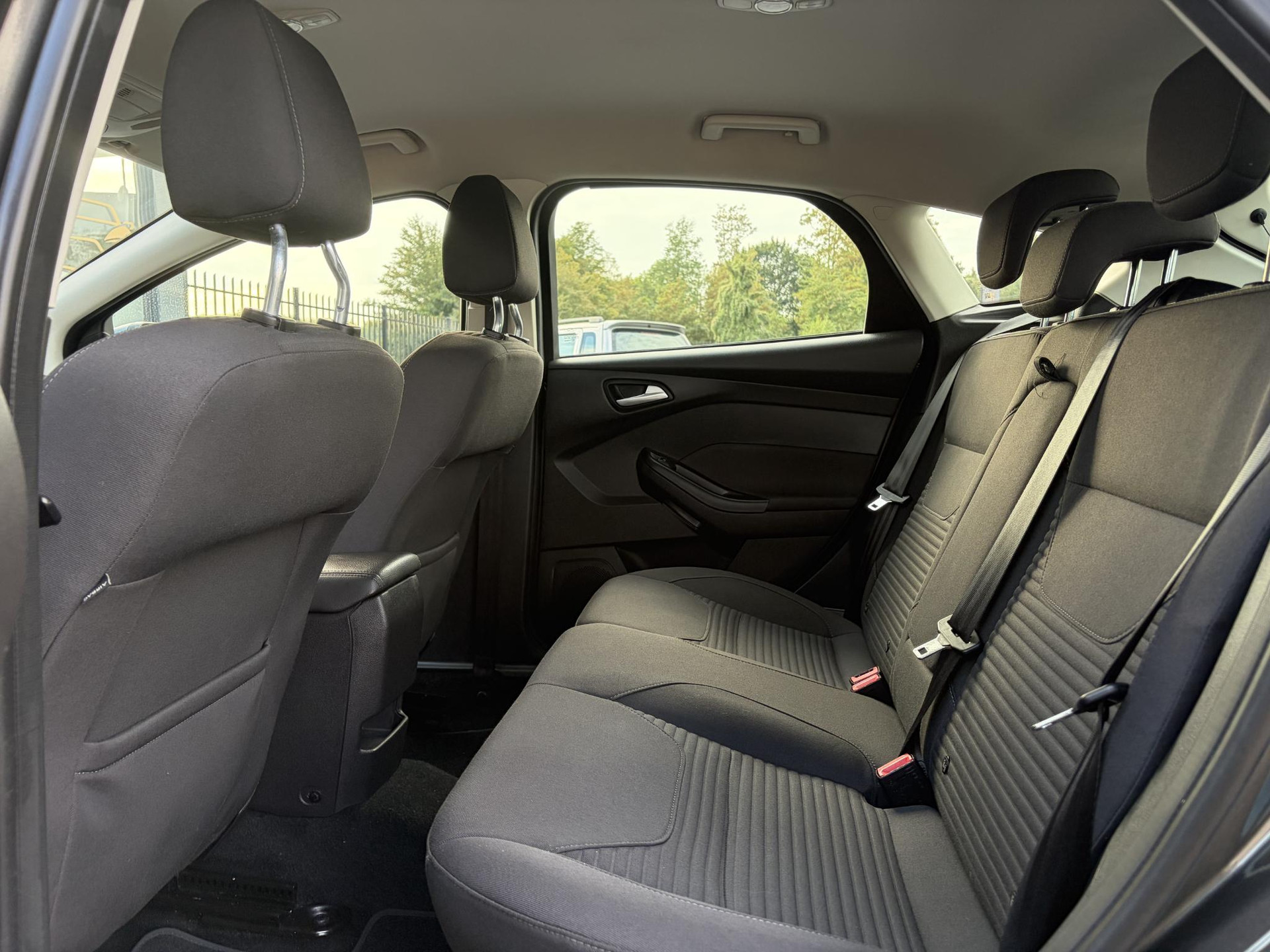 Ford Focus 1.0 Titanium   ✓125pk✓2e Eigenaar✓Navi✓Trekhaak✓6 Bak✓Clima✓Cruise✓Pdc V+A✓Net Beurt gehad✓17''Lm velgen✓N.A.P✓N.A.P✓Apk tot 09-2027