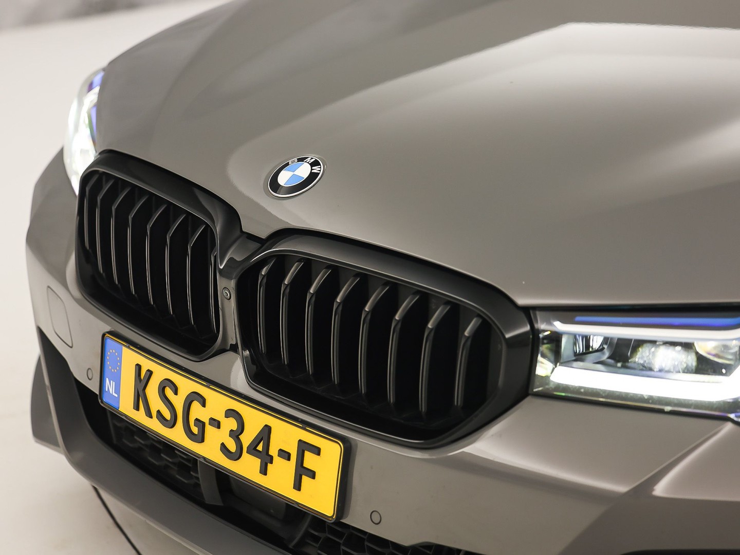 BMW 5 Serie 530e M Sport High Executive 293Pk (PANORAMADAK, M PAKKET, LASER LED, HEAD-UP DISPLAY, 360 CAMERA, MEMORY SEATS, HARMAN/KARDON, TREKHAAK ELEKTRISCH, STOELVERWARMING ACHTER, DISPLAY KEY, NIEUWSTAAT)