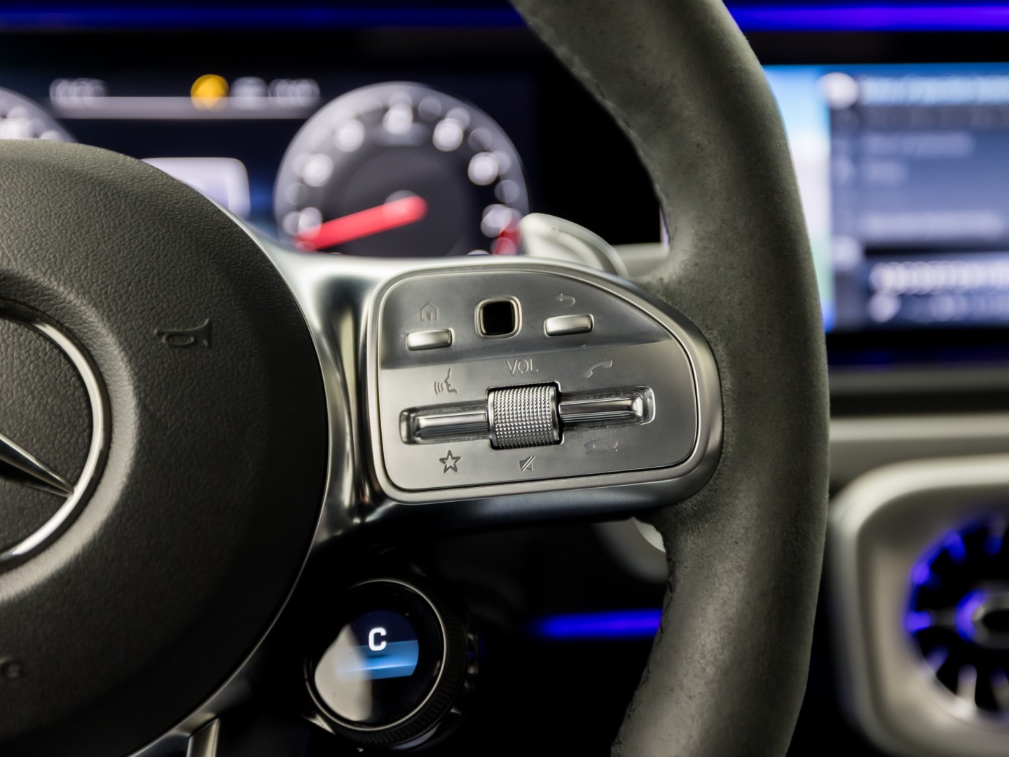 Mercedes-Benz G-Klasse 63 AMG 585Pk (SCHUIFDAK, CARBON PACK, ALCANTARA HEMEL, APPLE CARPLAY, BURMESTER, MASSAGE, STOELKOELING/VERWARMING, ADAPTIVE CRUISE, 360 CAMERA, SFEERVERLICHTING, TREKHAAK, NIEUWSTAAT)