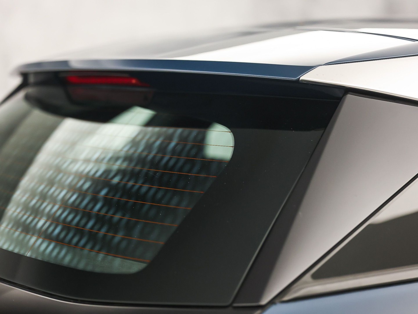 Peugeot 3008 1.2 PureTech Premium Automaat (APPLE CARPLAY, NAP, GROOT NAVI, 360 CAMERA, TREKHAAK, SPORTSTOELEN, LANE ASSIST, CRUISE, NIEUWSTAAT)
