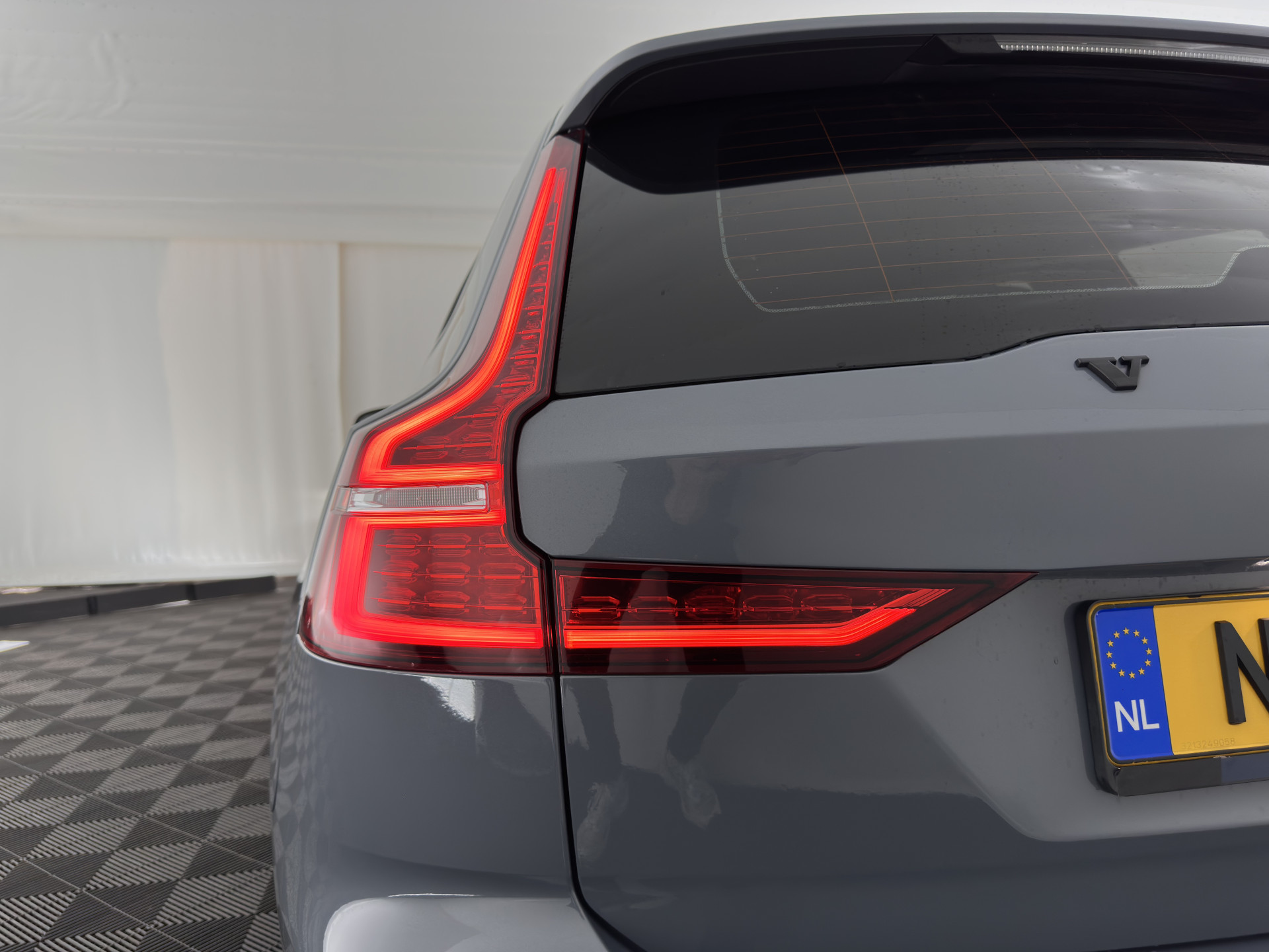 Volvo V60 2.0 B3 R-Design (INCL-BTW) *LEATHER-FABRIC | DIGI-COCKPIT | FULL-LED | MEMORY-PACK | HEATED-SPORTSEATS | LANE-ASSIST | NAVI-FULLMAP | CAMERA | DAB+ | PRIVACY-GLASS | ECC | PDC | TOWBAR | 19''ALU*