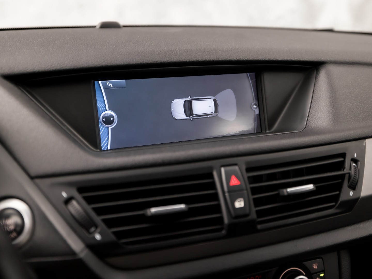 BMW X1 sDrive20i M Sport 184Pk Automaat (GROOT NAVI, CLIMATE, ALCANTARA, TREKHAAK, SPORTSTOELEN, XENON, ZWART HEMEL, PARKEERSENSOREN, NIEUWSTAAT)